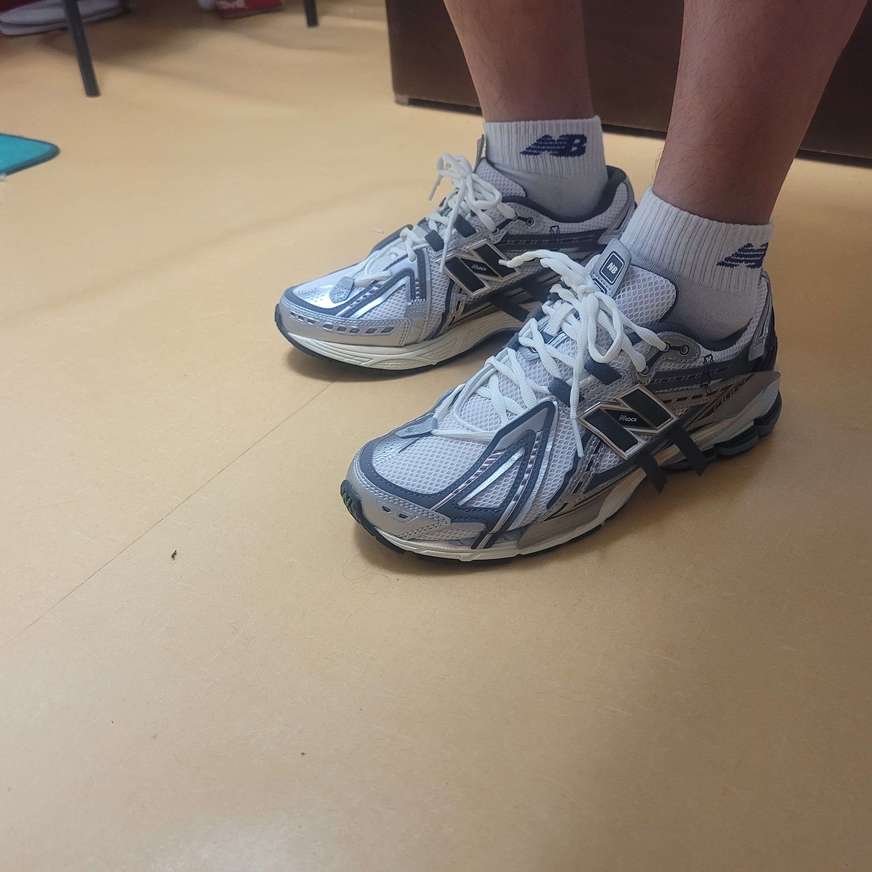 New Balance 1906A Silver Metallic Castlerock 착용 스타일 - 2