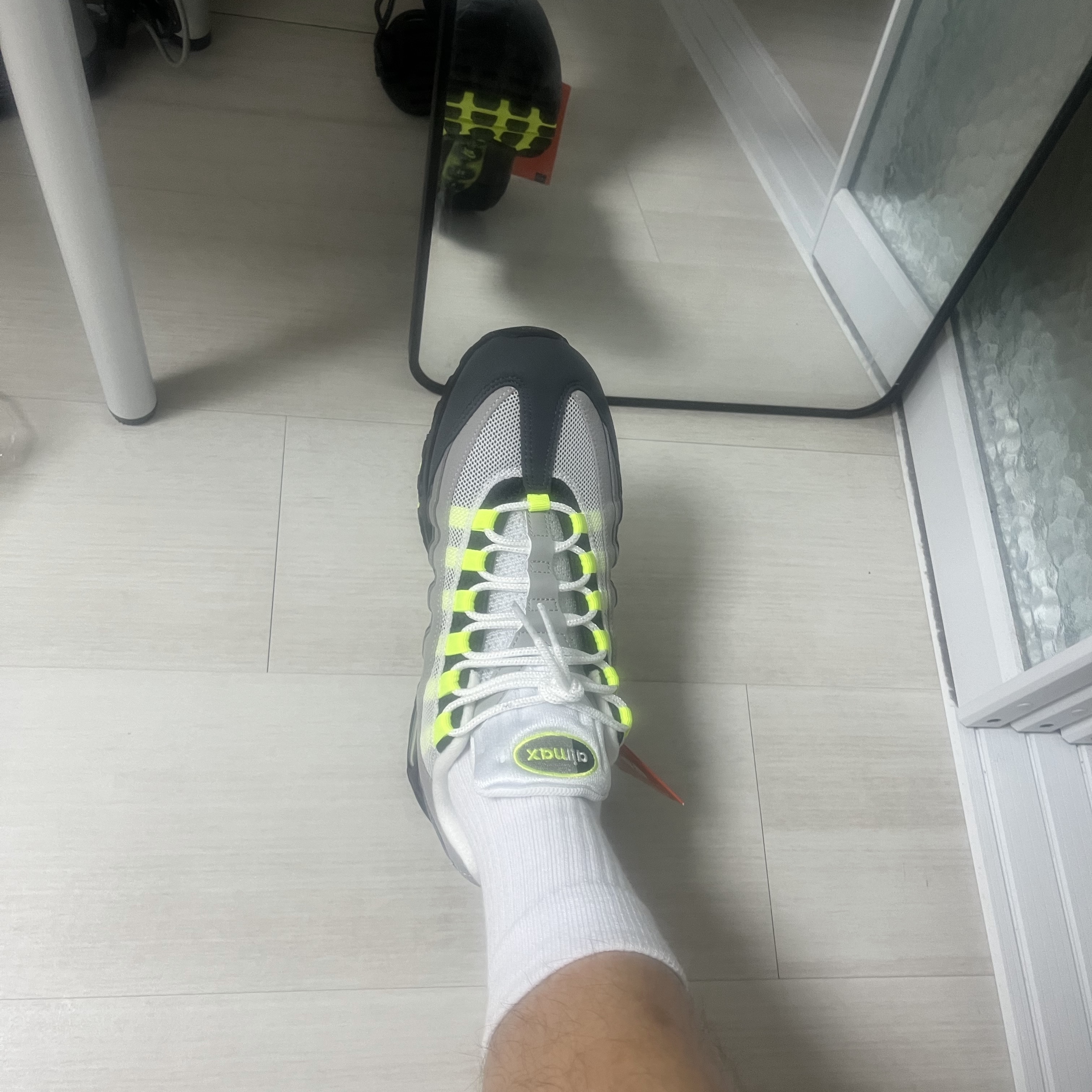 Nike Air Max 95 OG Neon 착용 스타일