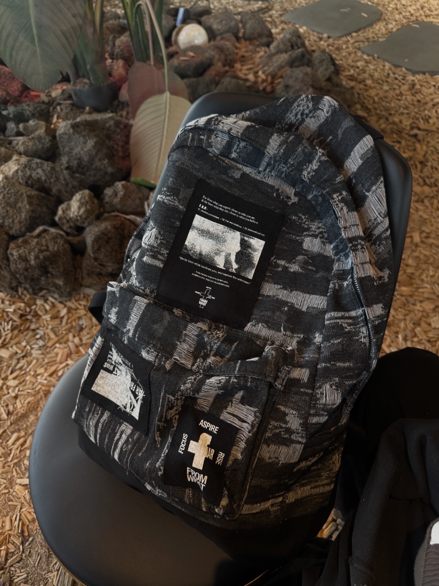 [더블적립]farfromwhat far patch cotton backpack_black 착용 스타일 - 4