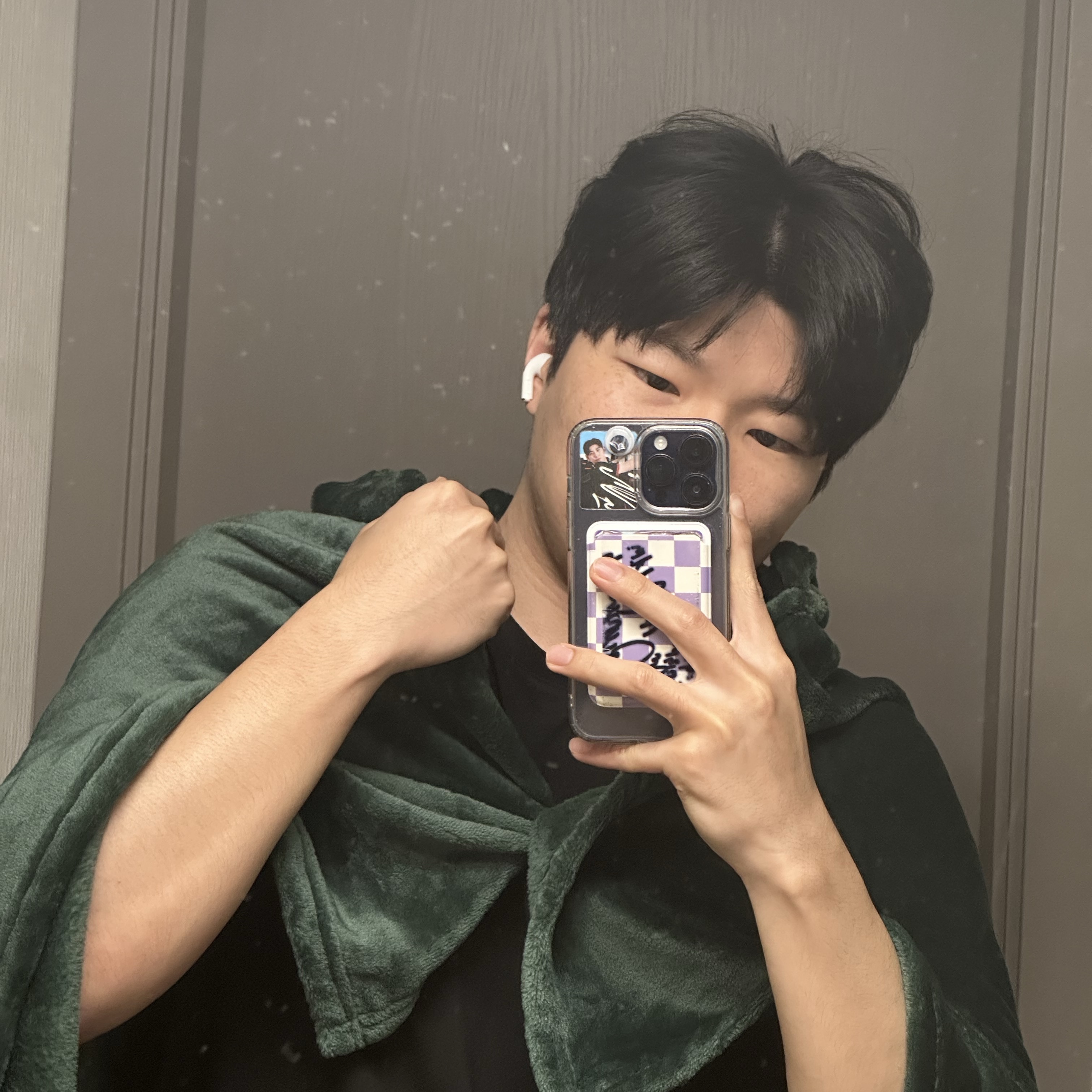 Frank Burger × Attack On Titan Scouting Legion Cloak Blanket, Apple AirPods Pro 2nd Gen (Korean Ver.) 착용 스타일 - 1