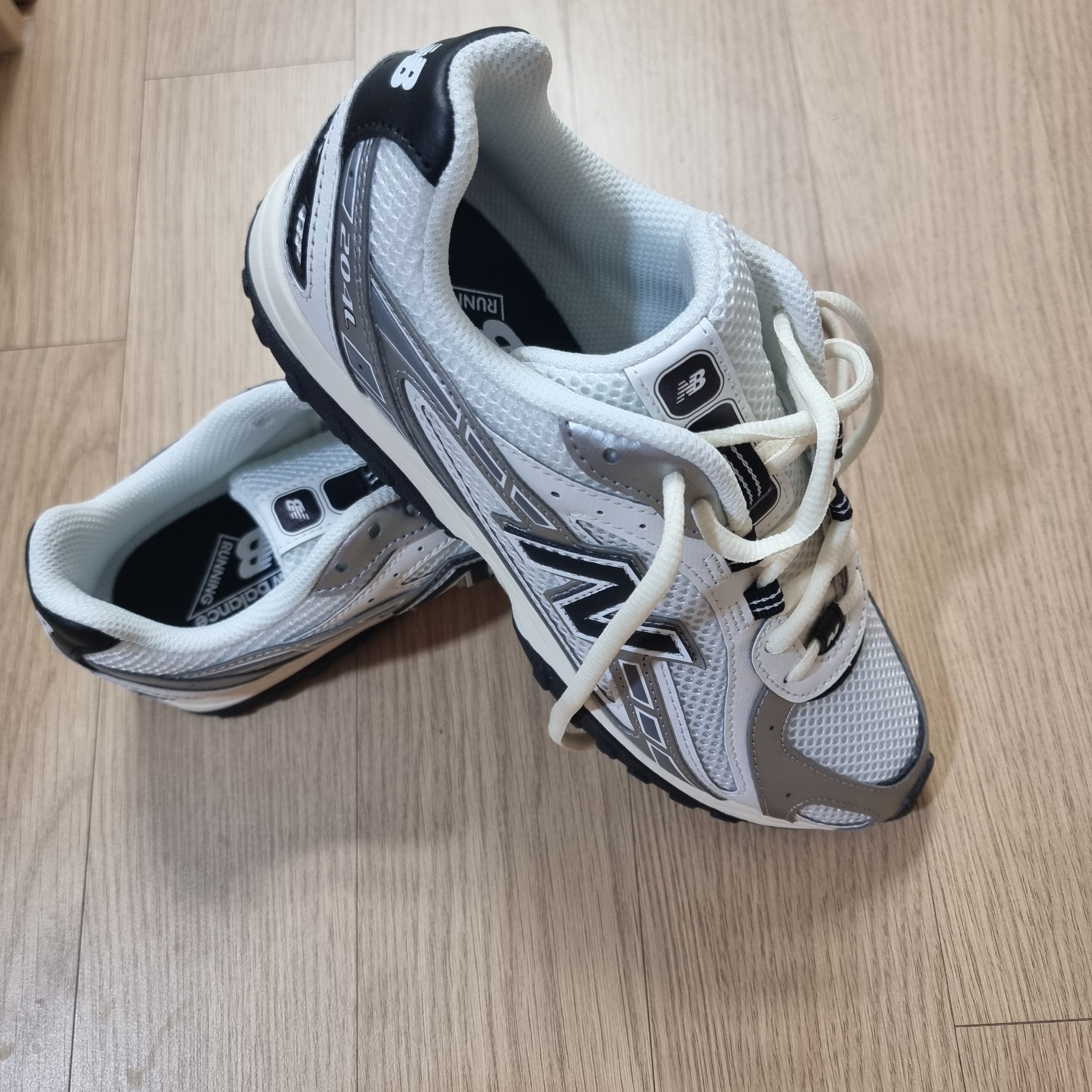 New Balance 204L Silver Metallic Black 착용 스타일