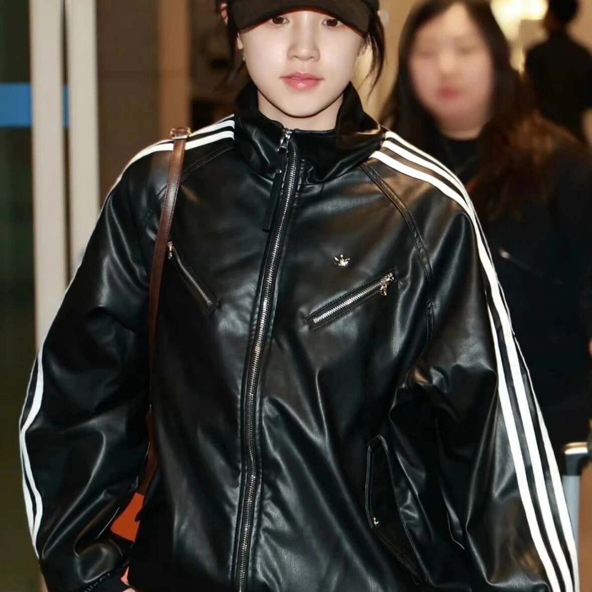 (W) Adidas Sports PUL Jacket Black Cloud White - KR Sizing, Adidas Faux Leather Adicolor 3S Loose Firebird Tracksuit Jacket Black - KR Sizing 착용 스타일 - 3