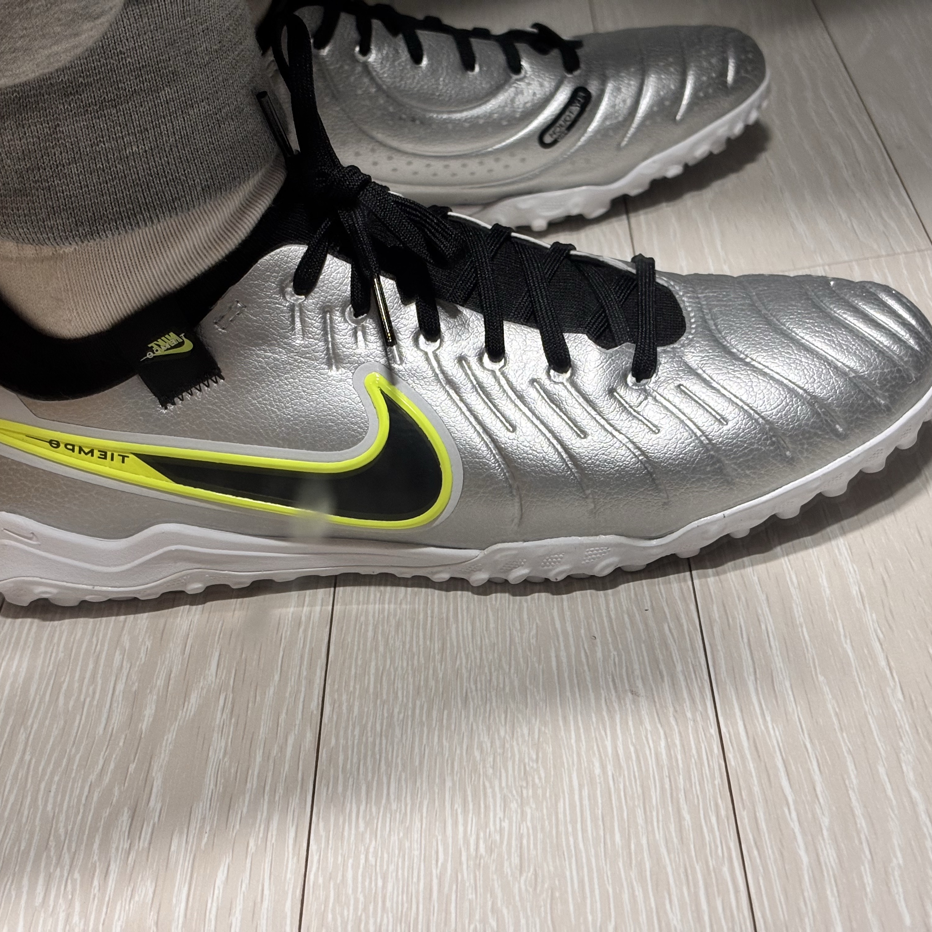 Nike Tiempo Legend 10 Pro TF Metallic Silver Volt 착용 스타일 - 1