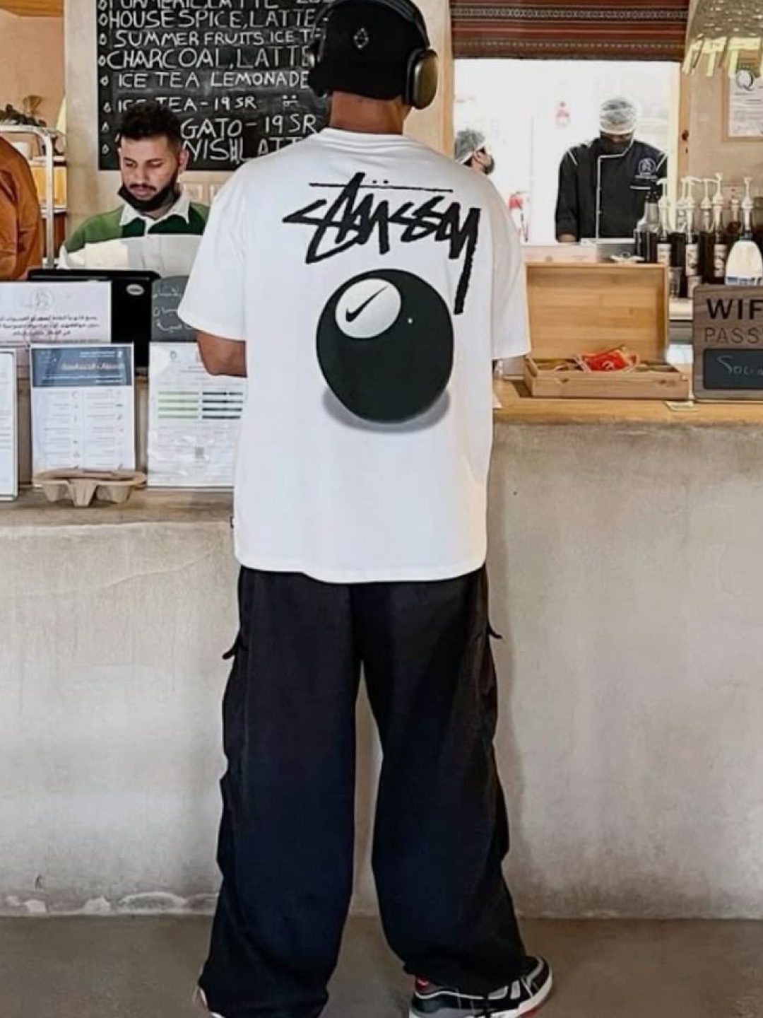 Stussy Pigment Dyed Classic Gear T-Shirt Black, Stussy World Tour T-Shirt White 착용 스타일 - 2