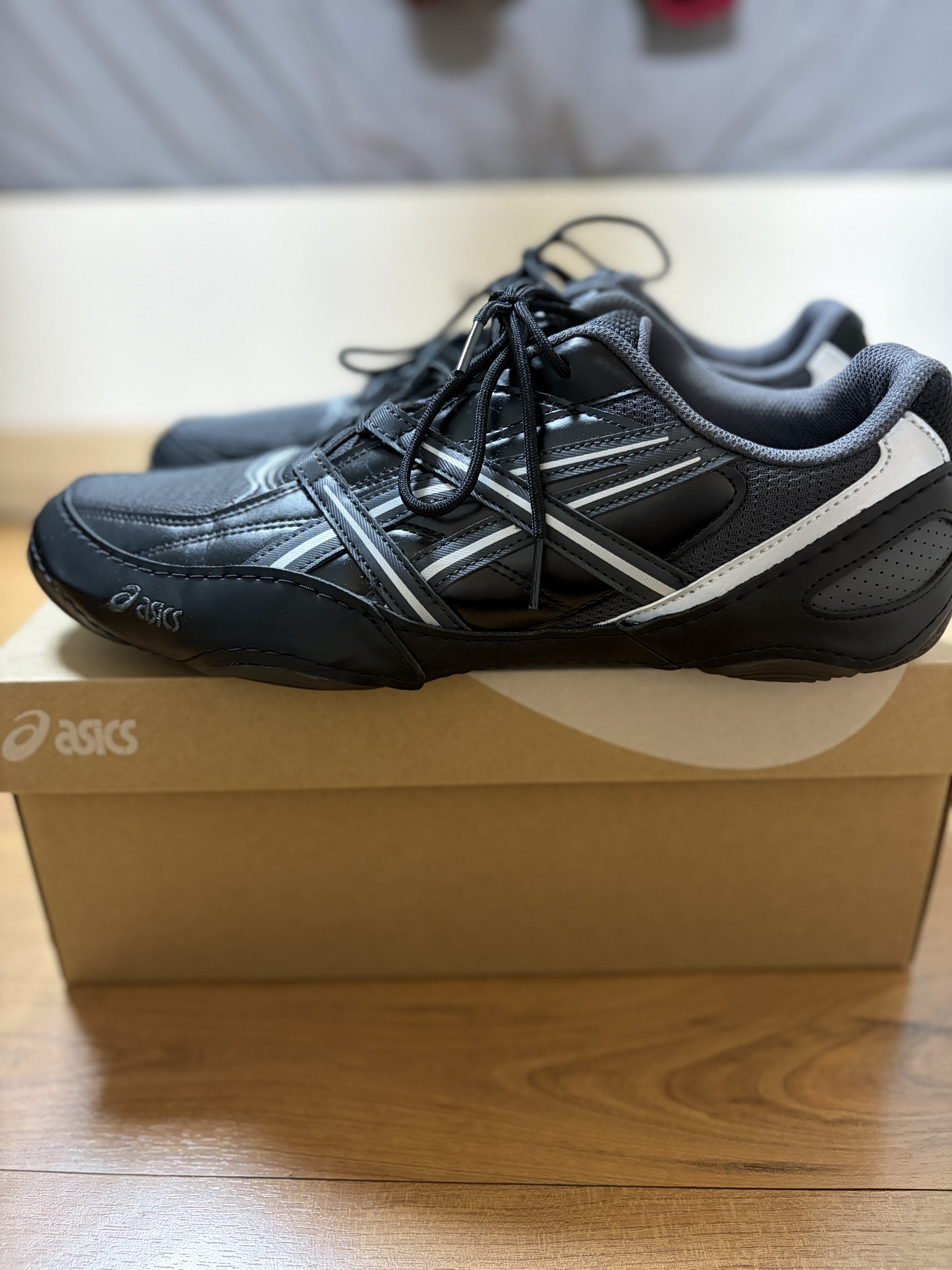 Asics Hypersync Graphite Grey Black 착용 스타일 - 2