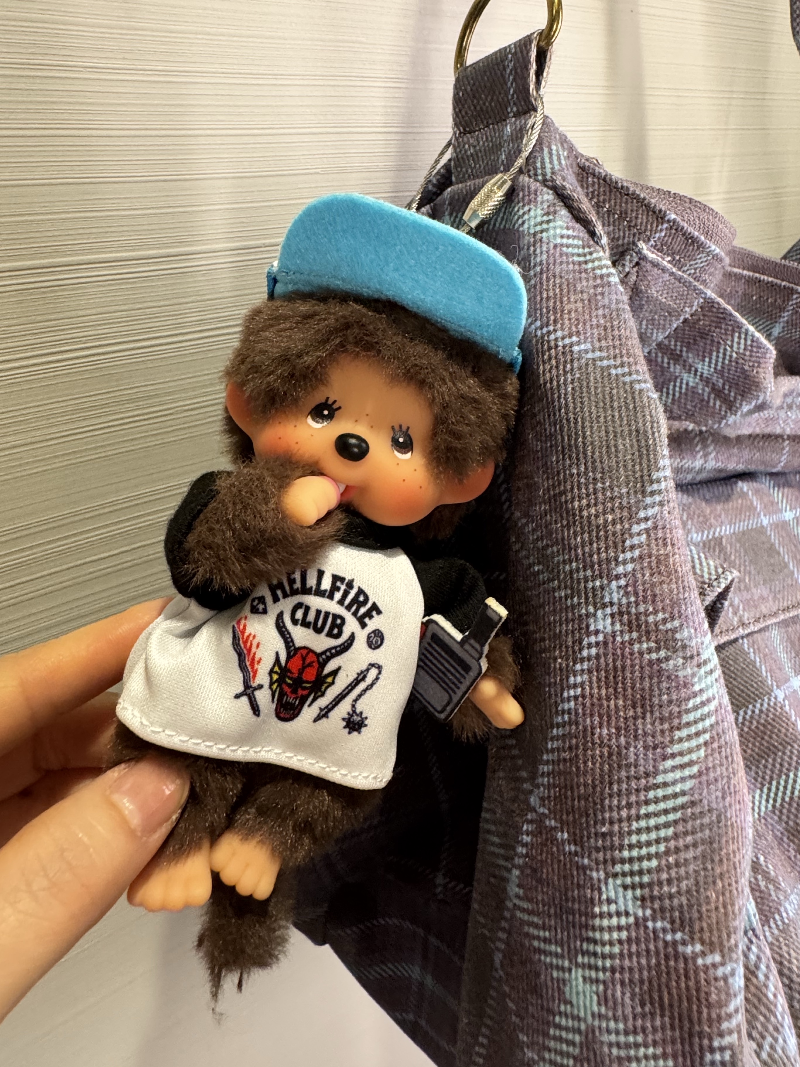 Monchhichi x Strange Things Key Chain Hellfire Club 착용 스타일 - 3