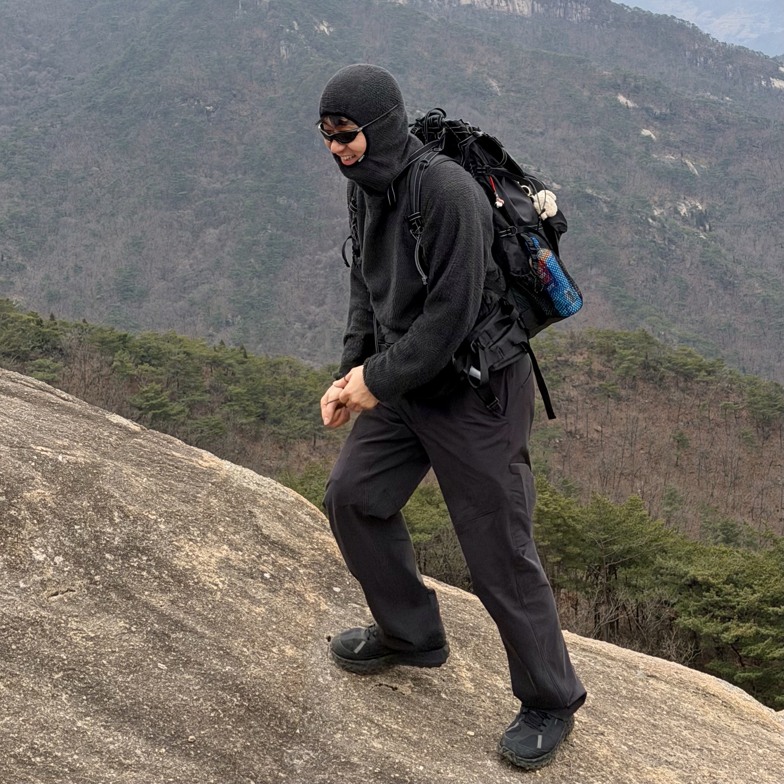 Satisfy Fuzzfleece AD Light Hoodie Phantom, Arc'teryx Cronin Cotton Pants Black 착용 스타일