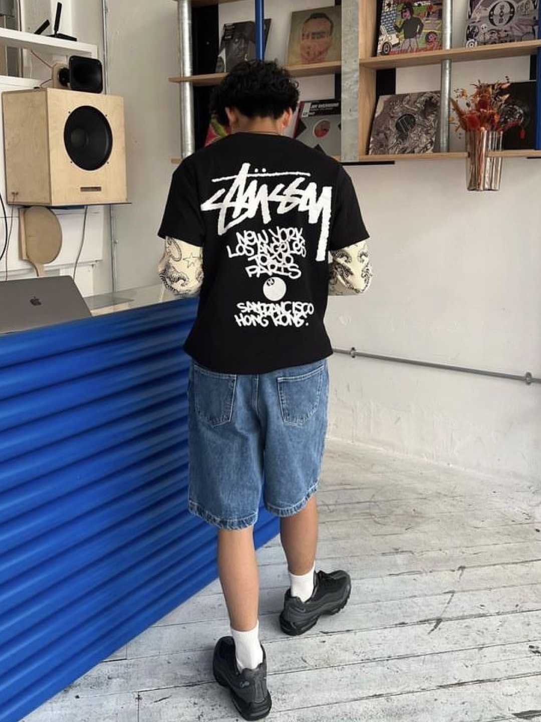 Stussy Pigment Dyed Classic Gear T-Shirt Black, Stussy World Tour T-Shirt White 착용 스타일 - 3