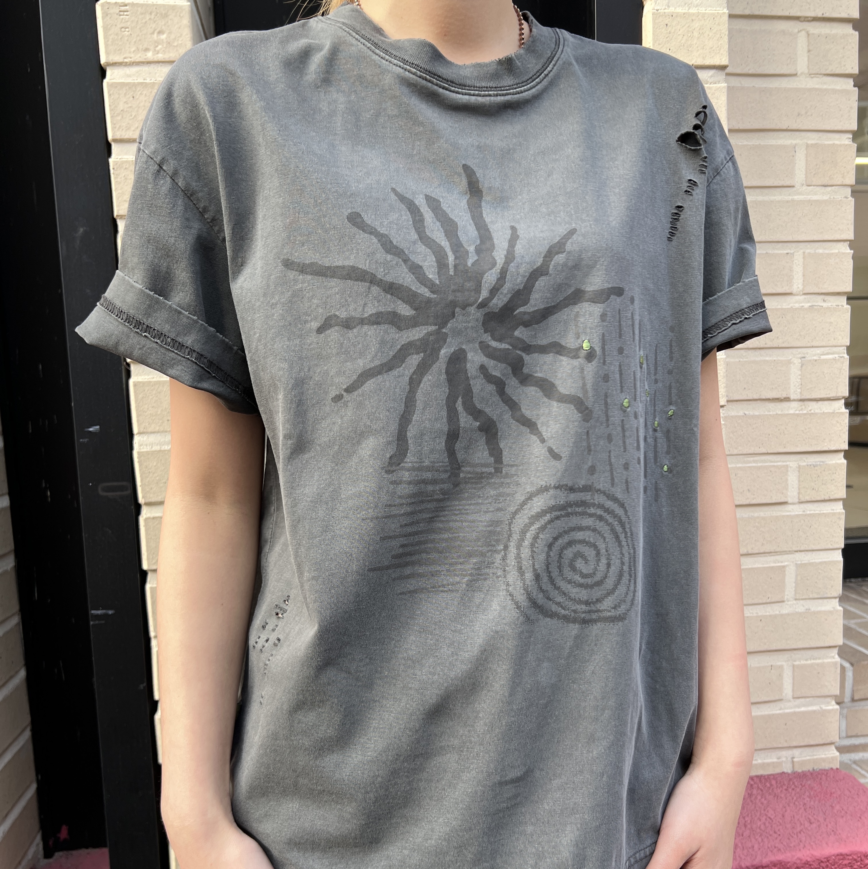 MAINBOOTH Signal T-shirt Charcoal 착용 스타일 - 4