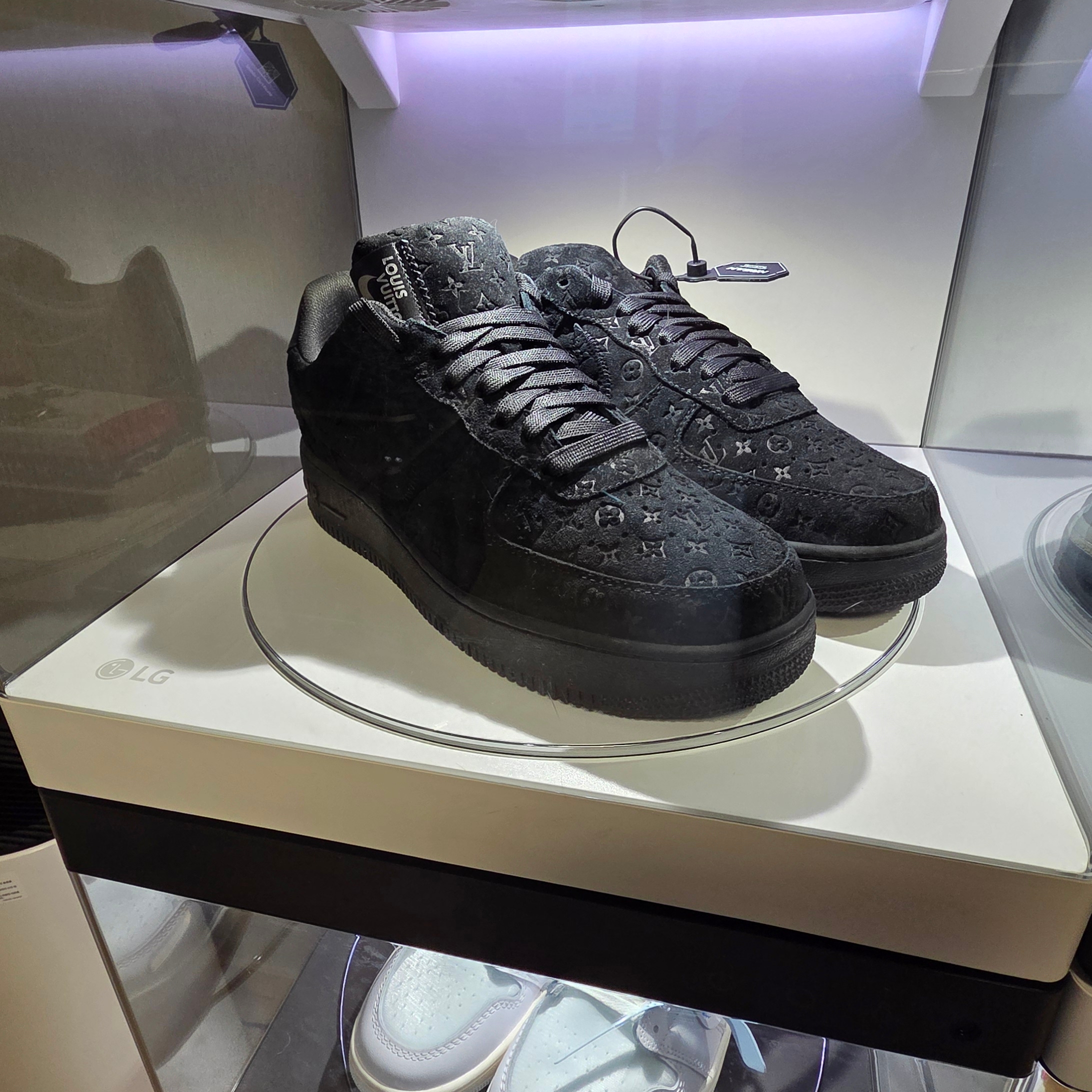 Louis Vuitton x Nike Air Force 1 Low by Virgil Abloh Black 착용 스타일 - 2