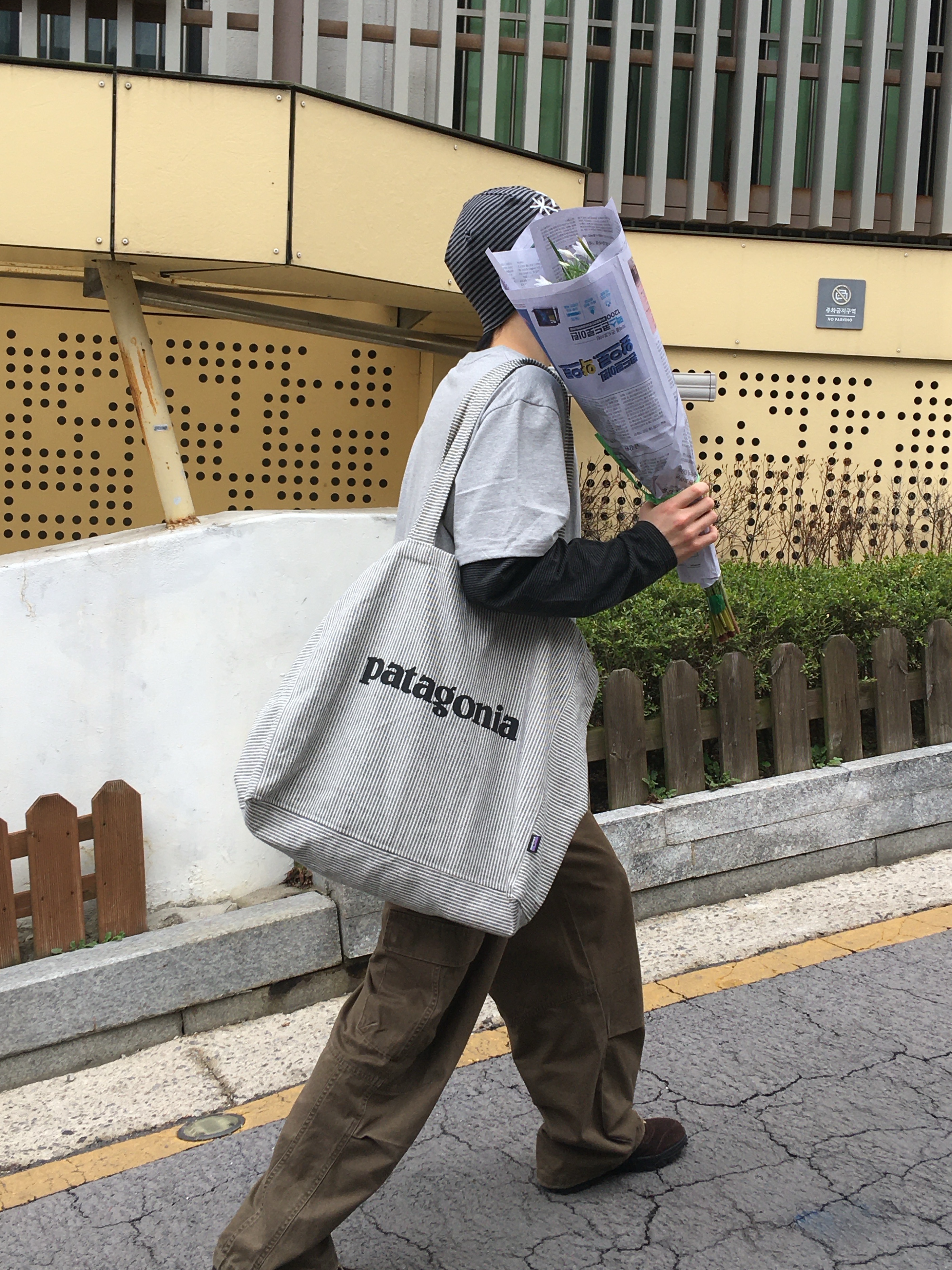 [6% 적립] NegativeThree Moley Tracking Sneakers Nut Brown, Patagonia Recycled Market Tote Bag Fitz Roy Icon Farrier Stripe Forge Grey 착용 스타일 - 2