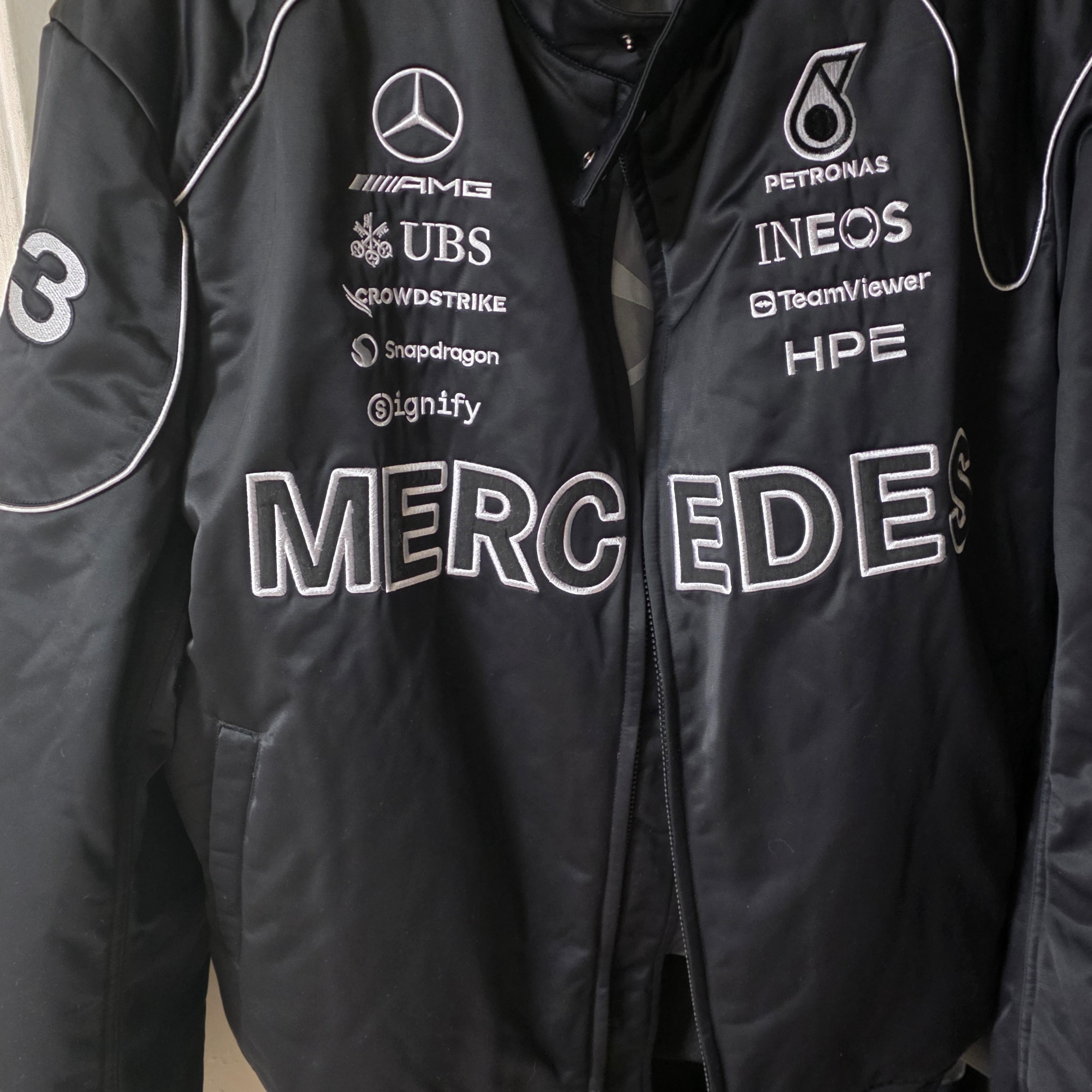 Mercedes AMG Petronas x Y-3 F1 Team Silver Arrow Mercedes Team Jacket Black 착용 스타일