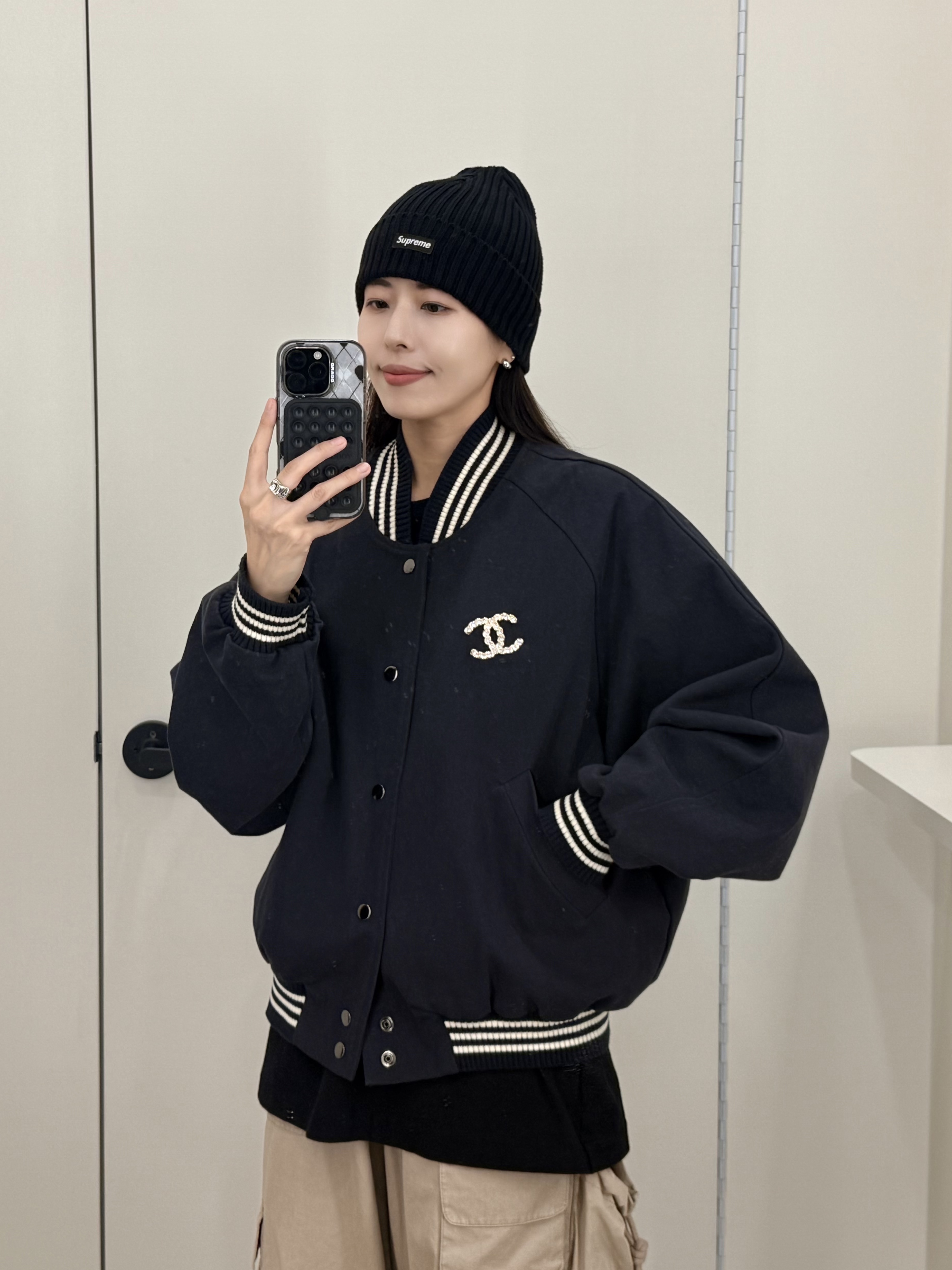 Supreme Overdyed Beanie Black, GARGG MAGSAFE LAYERS FRAME CASE CLEAR BLACK - TEXTURED HEART 착용 스타일 - 1