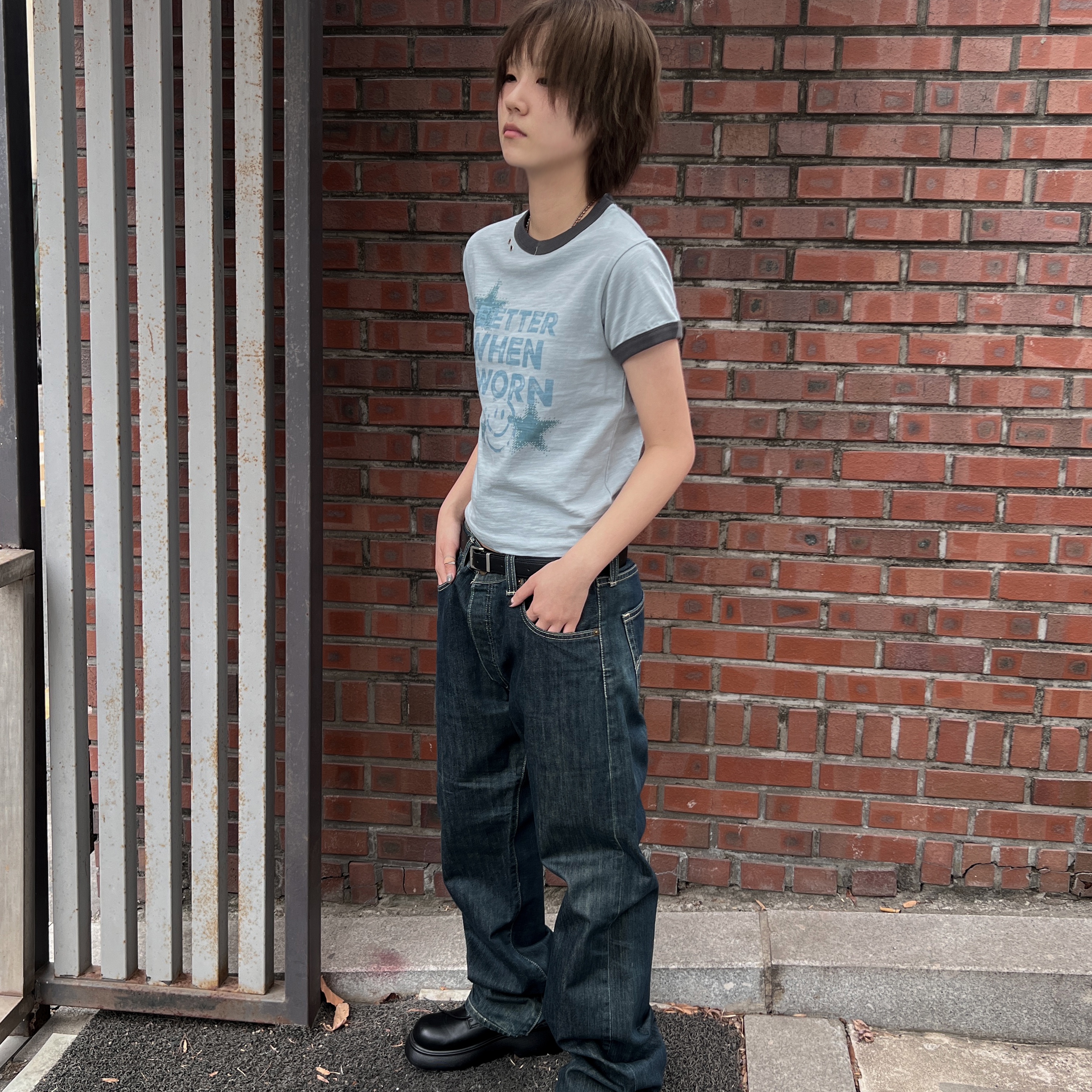 MAINBOOTH Better Smile T-shirt GRAYISH Blue 착용 스타일