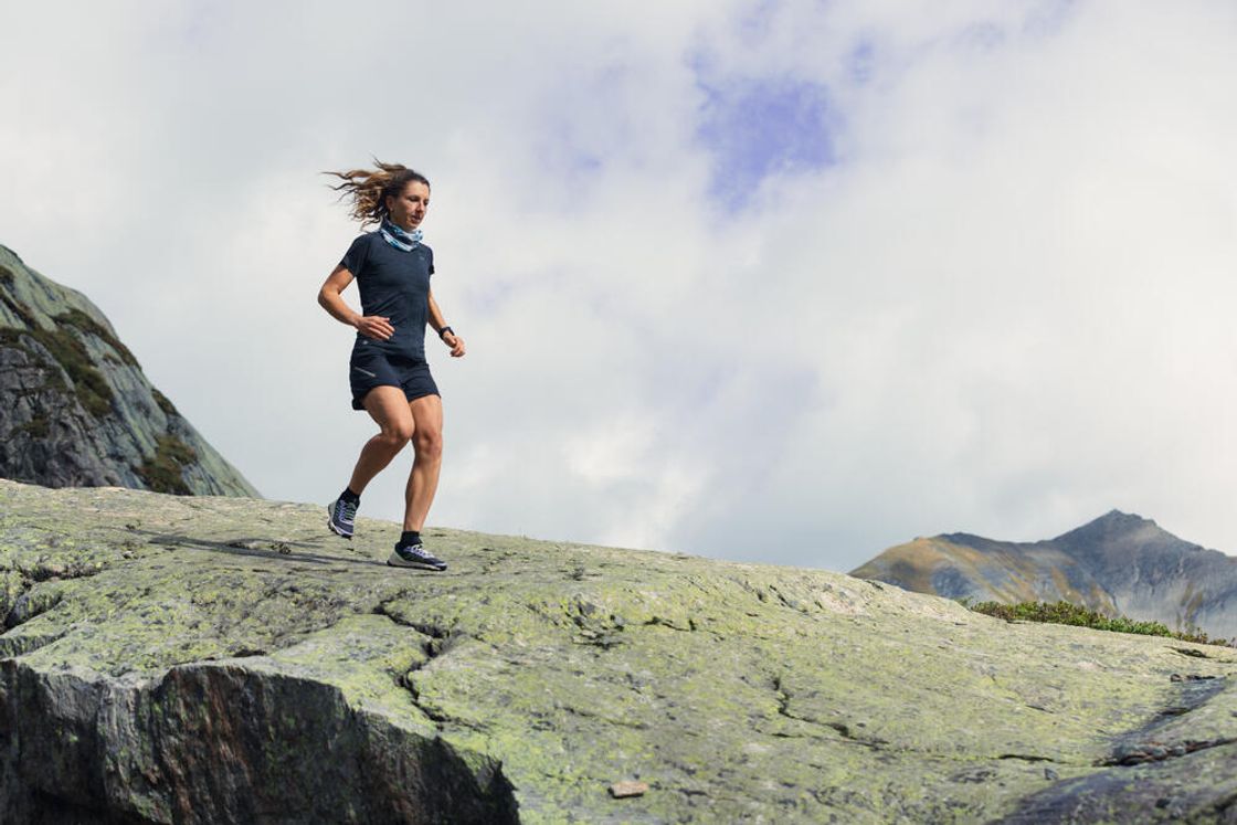 데카트론 여성 러닝 심리스 반팔 티 컴포트 런 500 스모크 블랙(DECATHLON Women's Running Seamless Short-Sleeved T-Shirt Comfort Run 500 Smoke Black) - 10