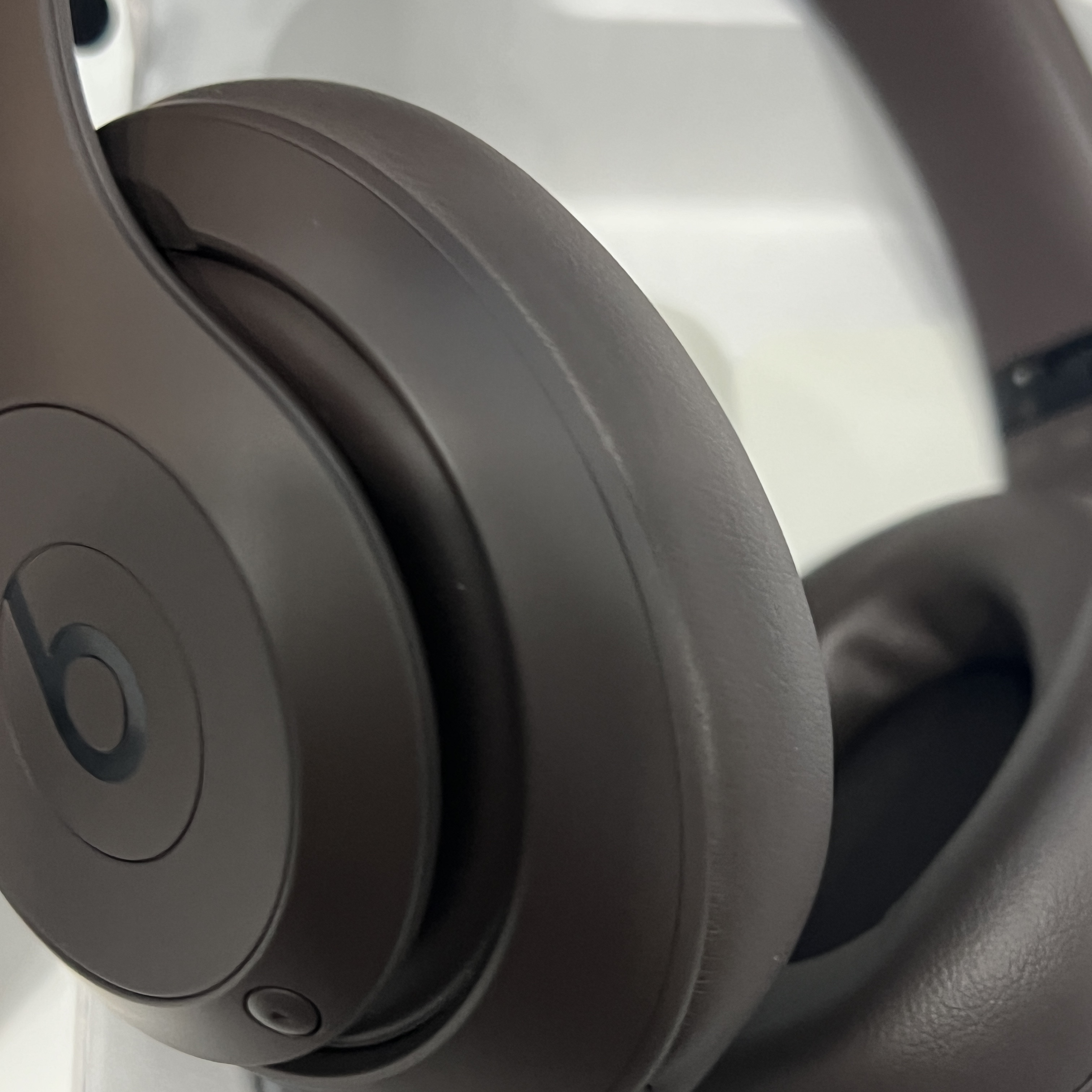 Beats Studio Pro Wireless Over Ear Headphone Deep Brown (Korean Ver.) 착용 스타일