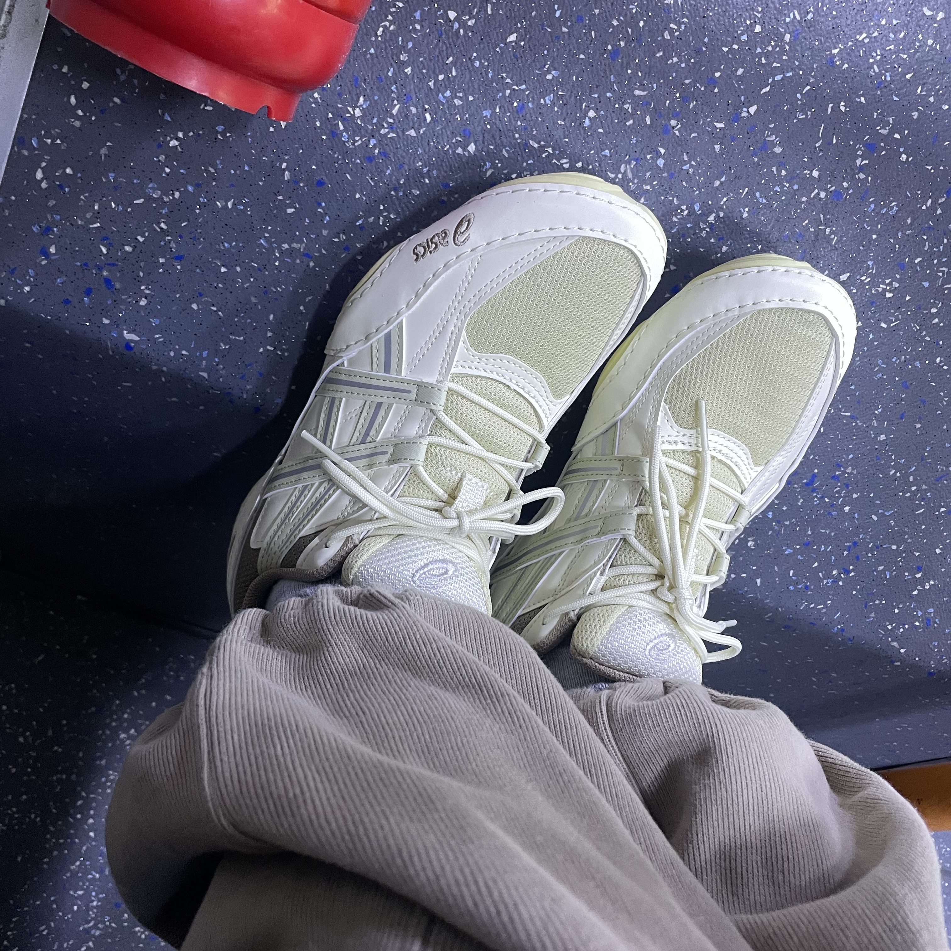 Asics Hypersync Oyster White Ivory 착용 스타일