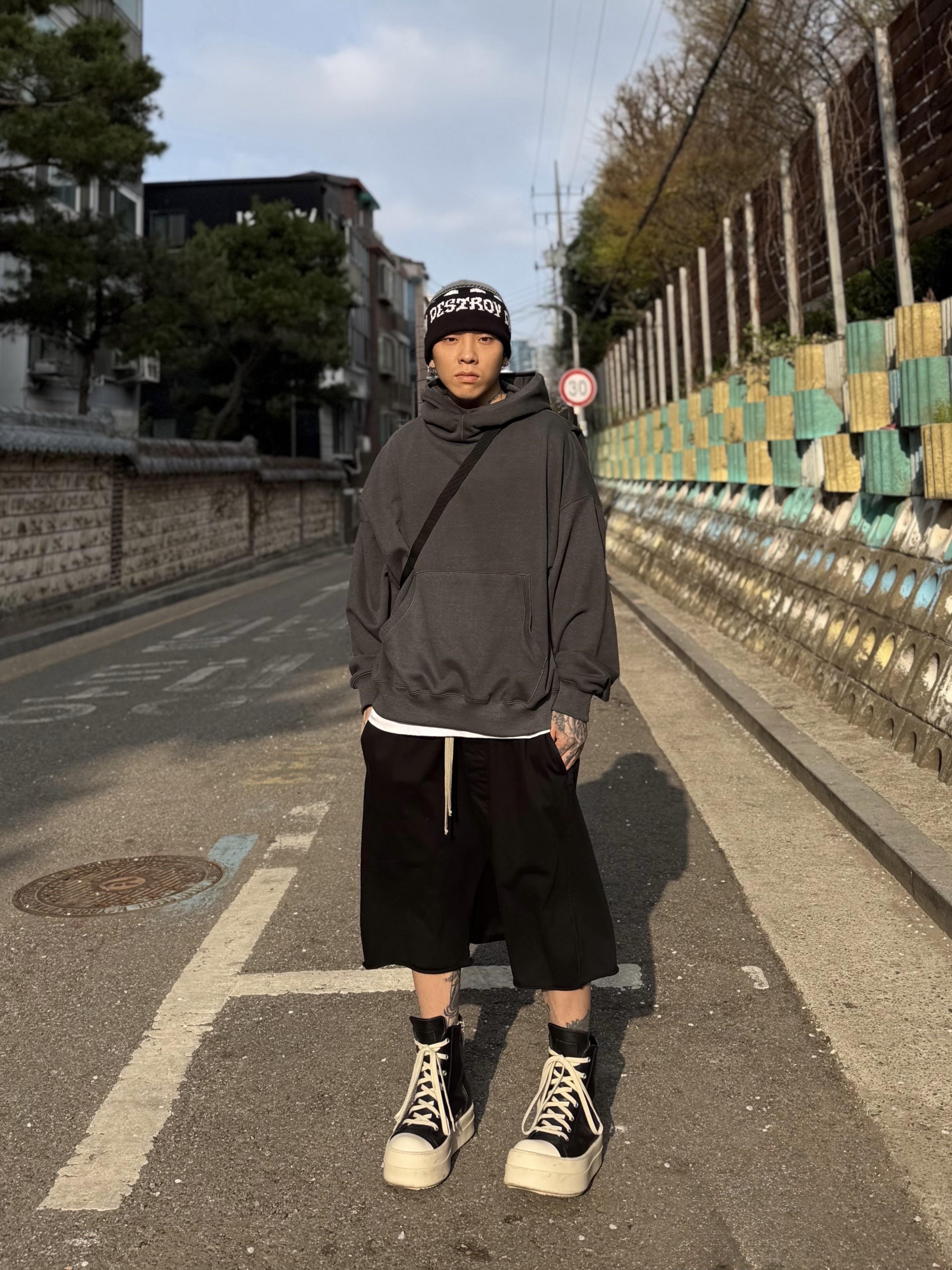 Rick Owens Mega Bumper Sneakers Black Milk 착용 스타일 - 1