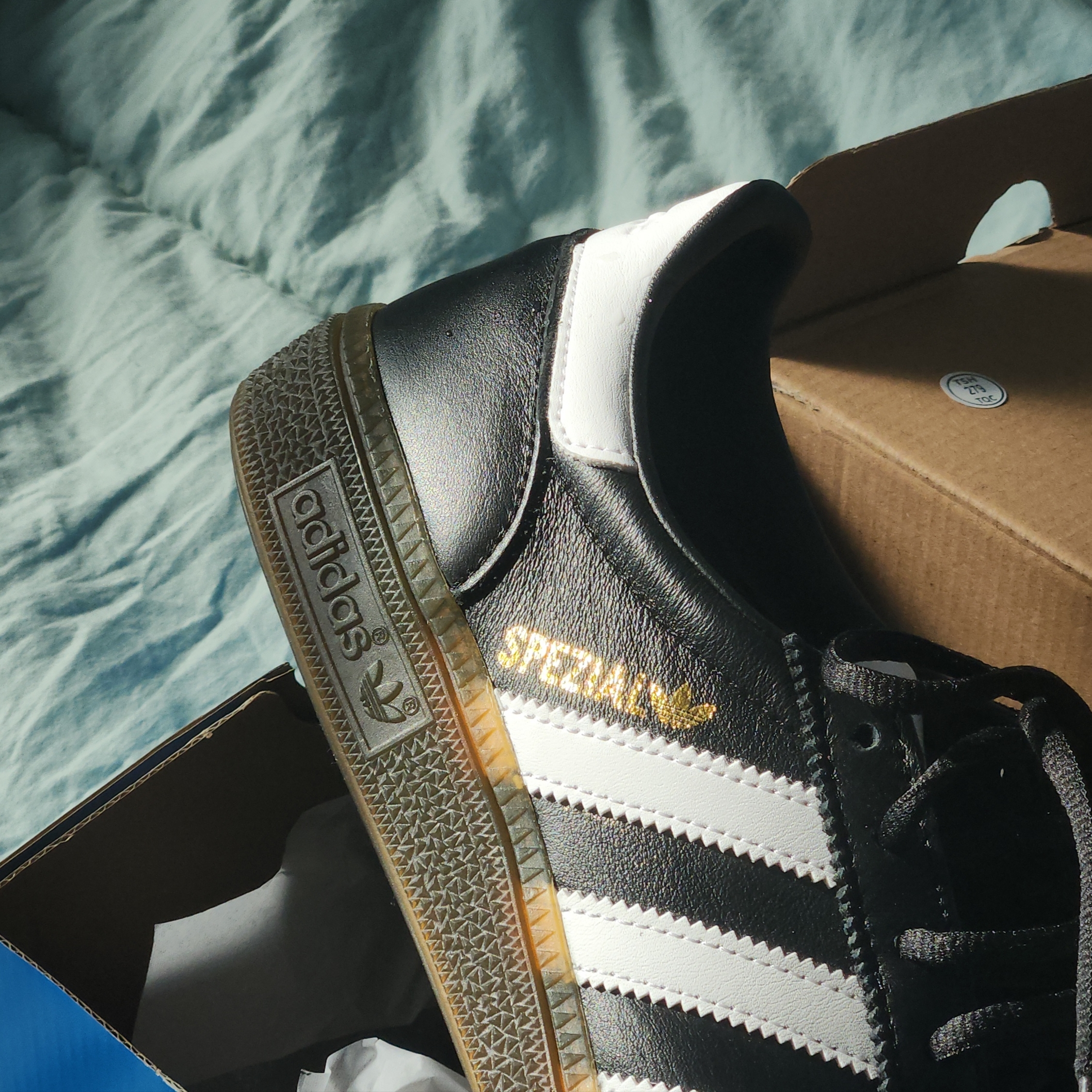 Adidas Spezial Handball Core Black White 착용 스타일 - 1