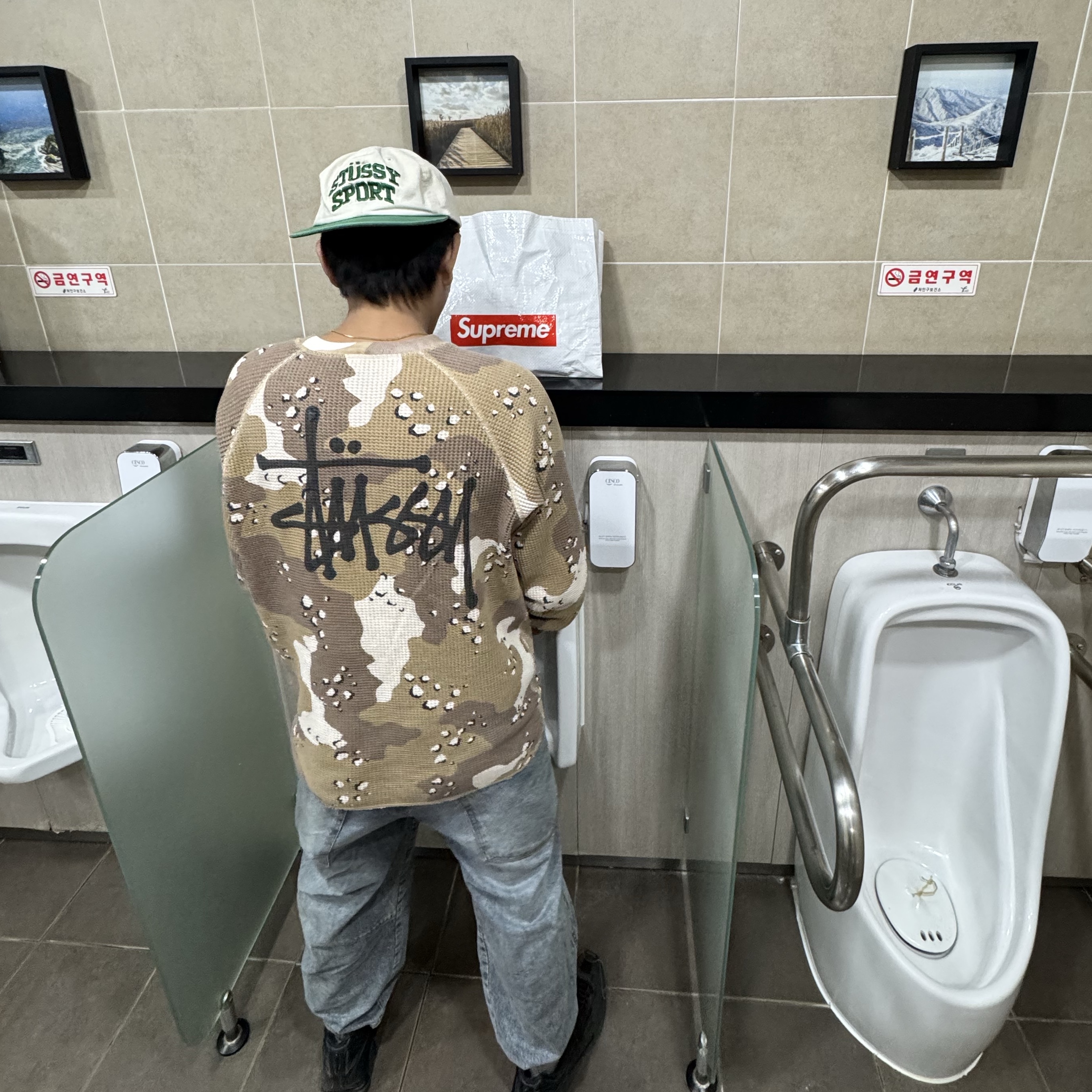 Stussy Raglan Thermal LS Crew Desert Camo, (W) Nike Shox R4 Black 착용 스타일