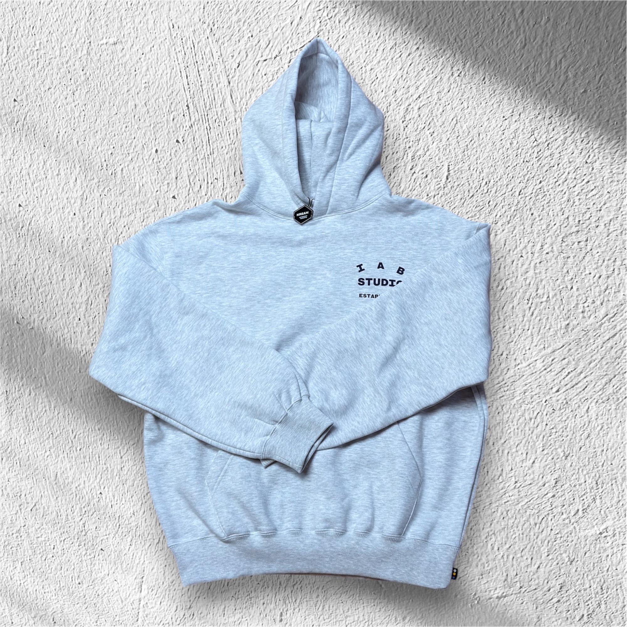 IAB Studio 25 Hoodie Light Gray Navy 착용 스타일