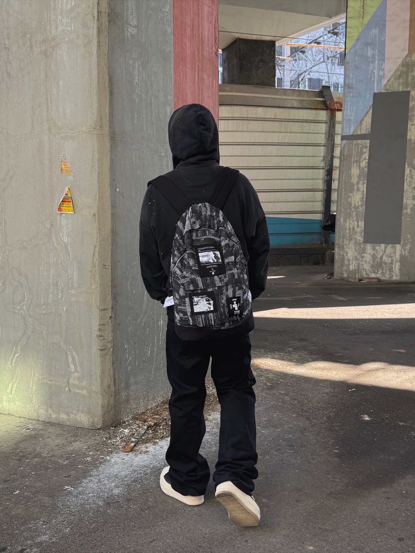 [더블적립]farfromwhat far patch cotton backpack_black 착용 스타일 - 1