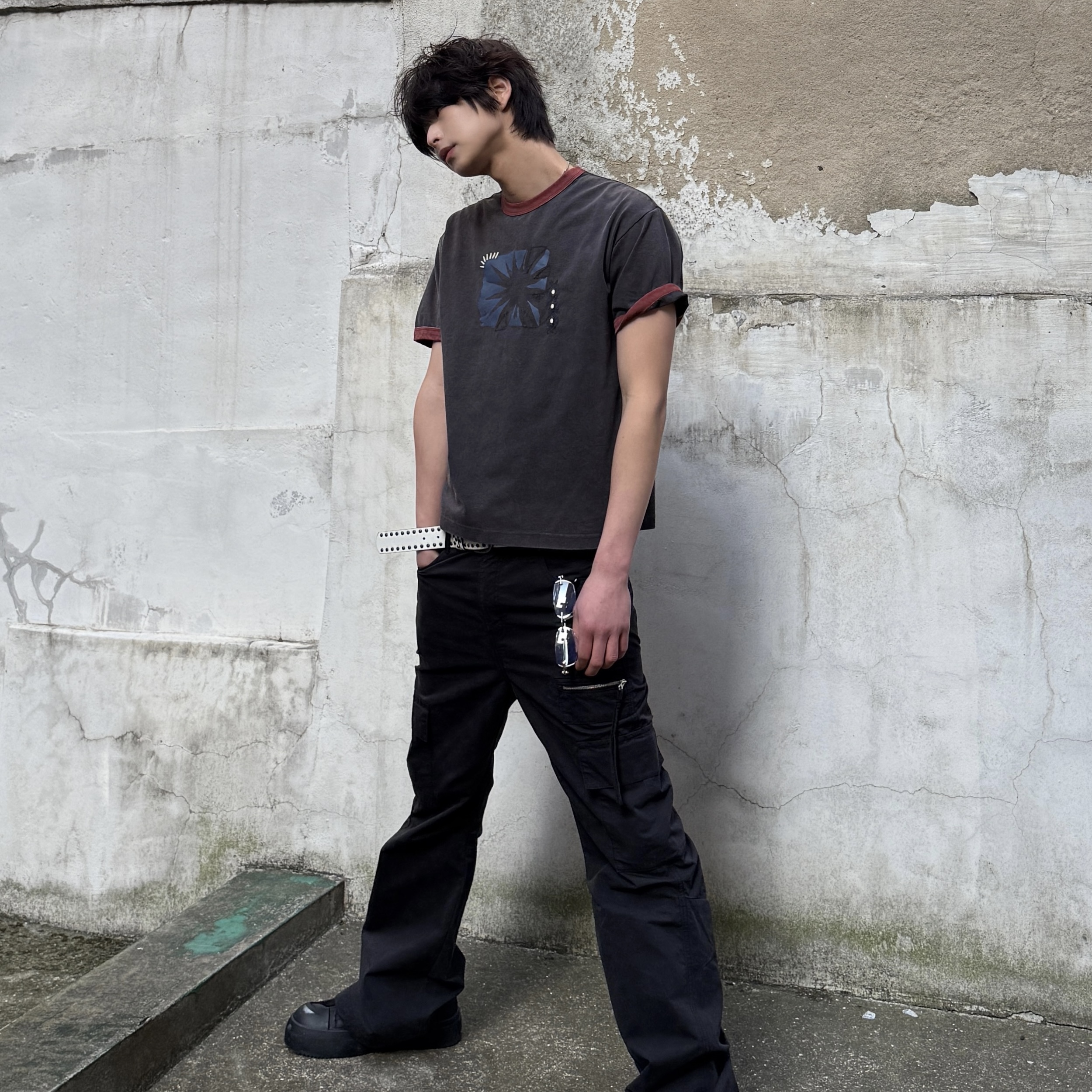 MAINBOOTH Sun Trace T-shirt Charcoal 착용 스타일 - 2