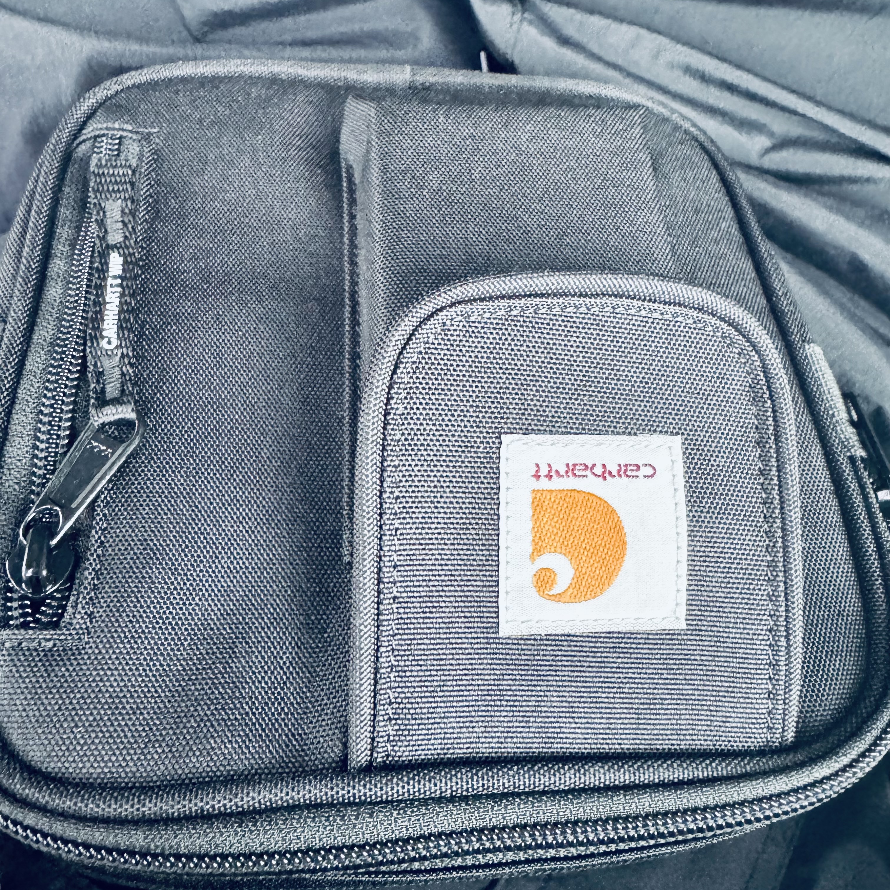 Carhartt WIP Essentials Bag Black 착용 스타일 - 1