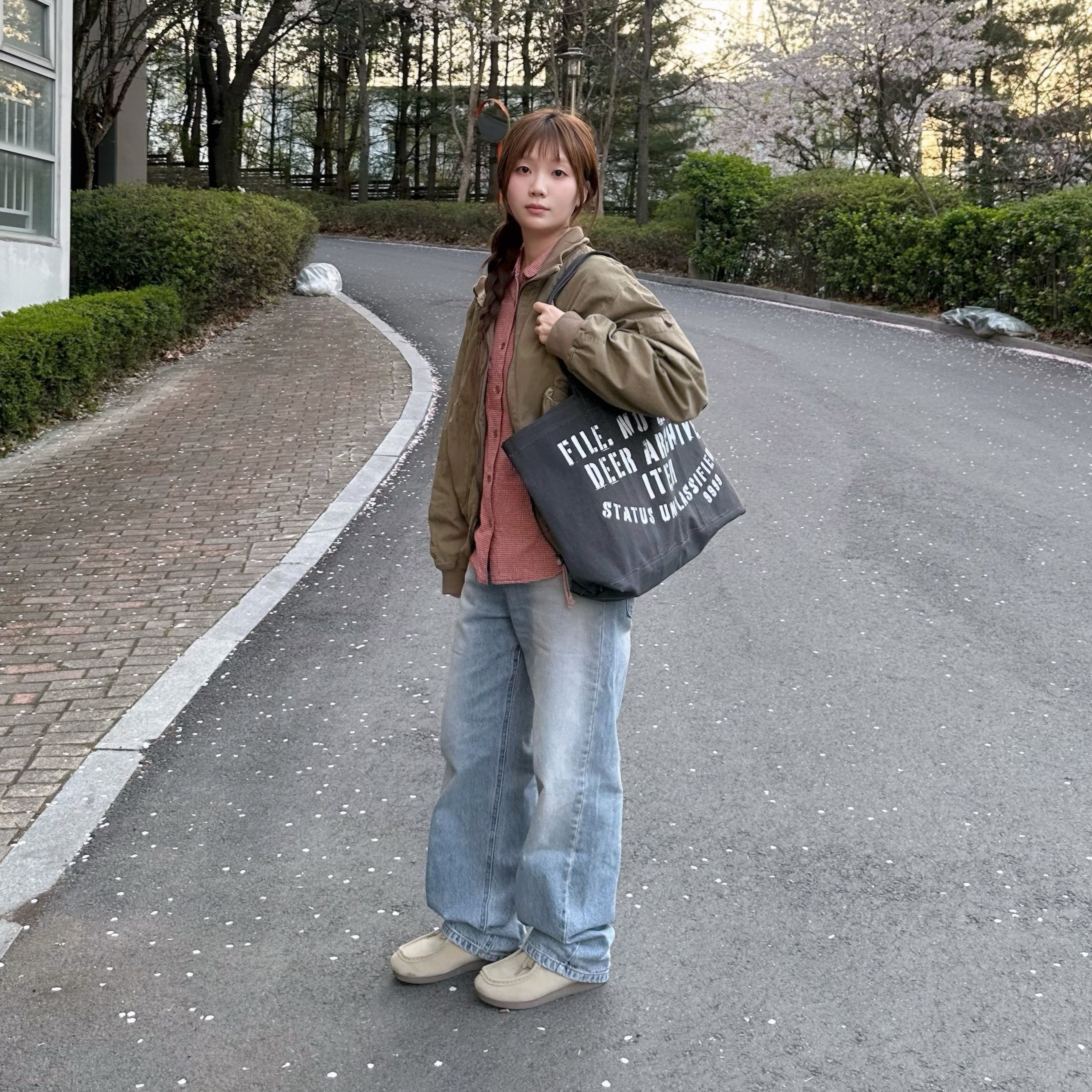 COYSEIO Dusty Cotton Bomber Jacket Beige 착용 스타일 - 1