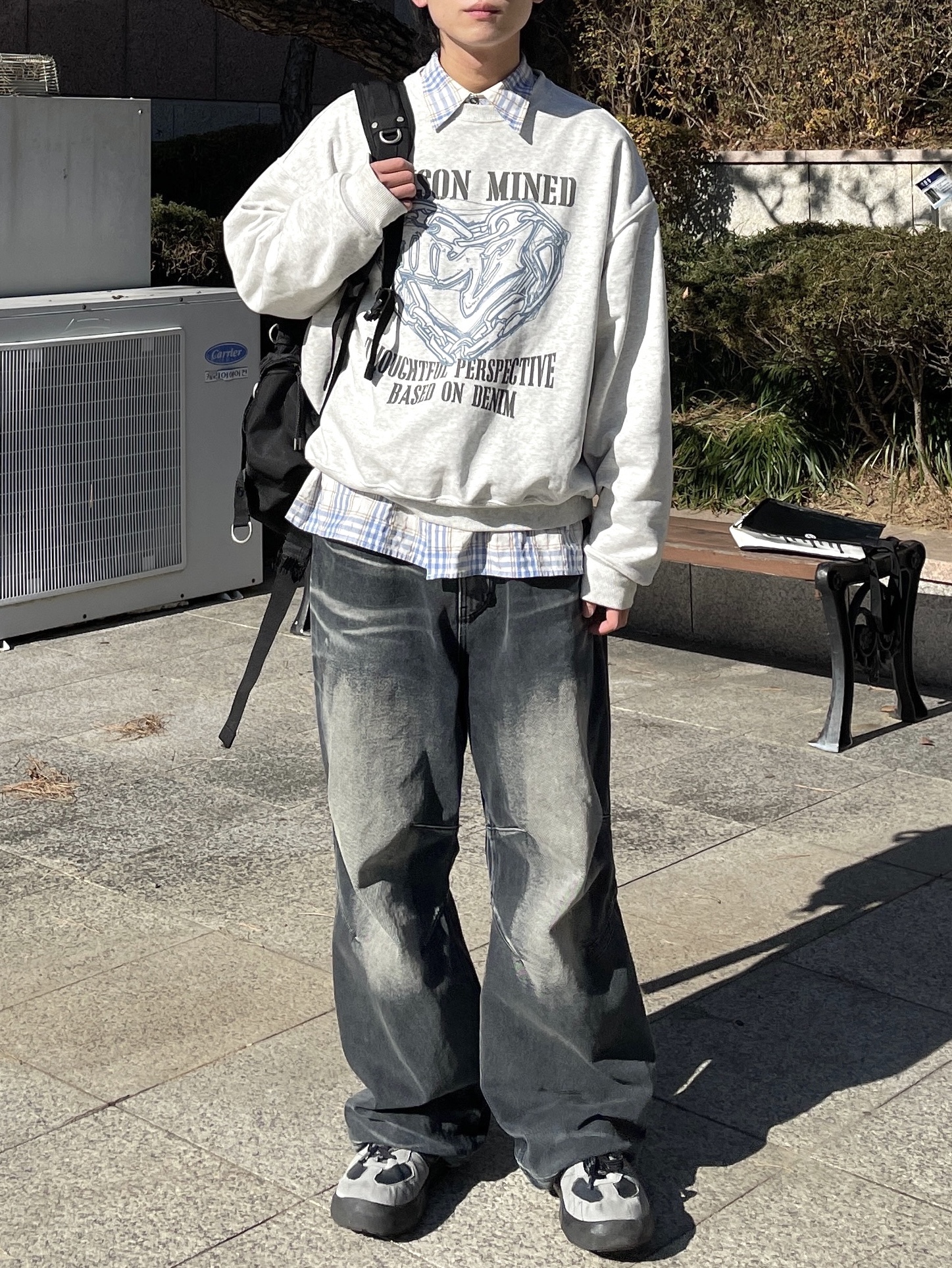 BLR Embossed Wave Washing Wide Denim Pants Blue 착용 스타일 - 2