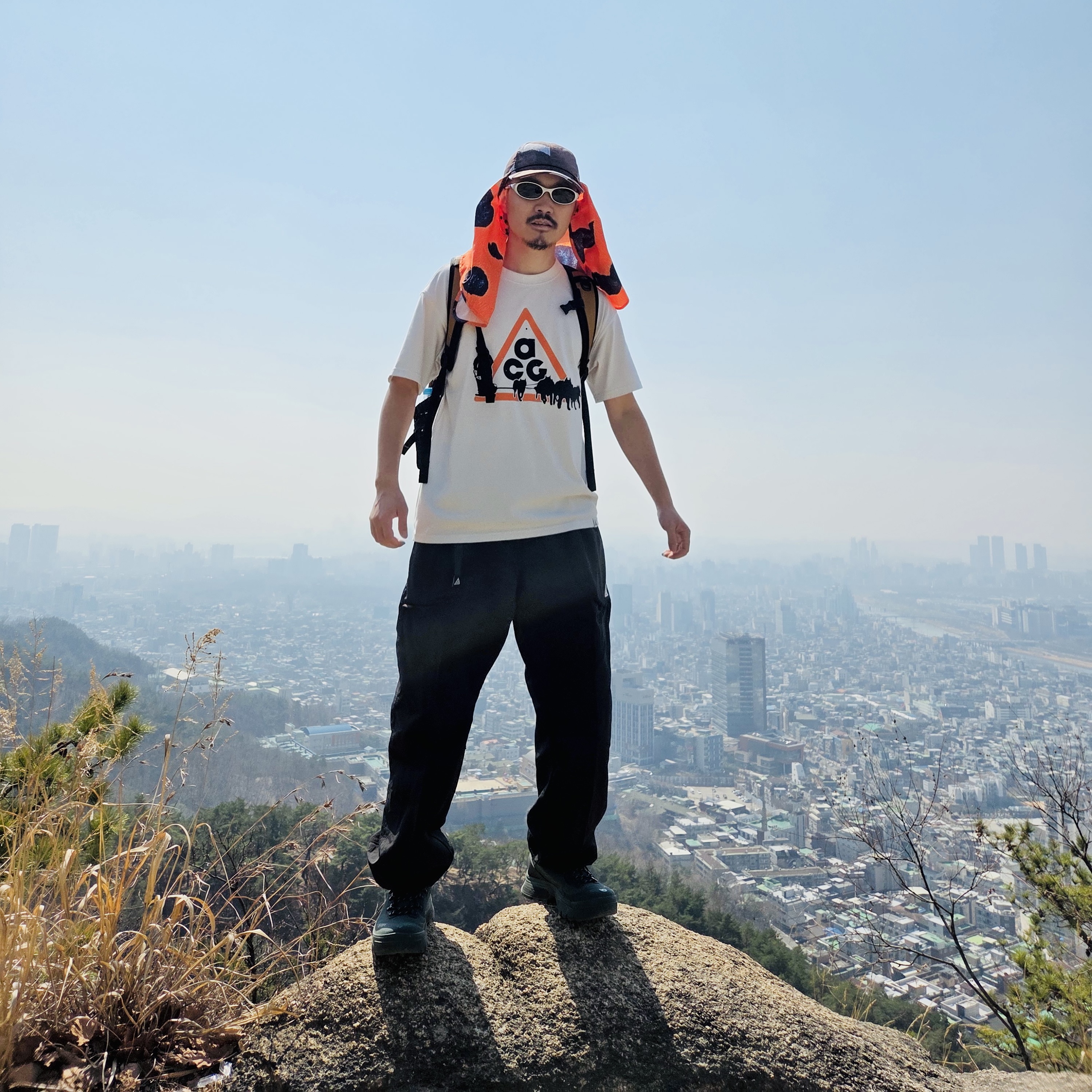 Nike x Drake Nocta Opal SSC Deep Cover Hat Safety Orange, Gentle Monster x Disney x F1 Velo MG21 Gray Black 착용 스타일 - 3