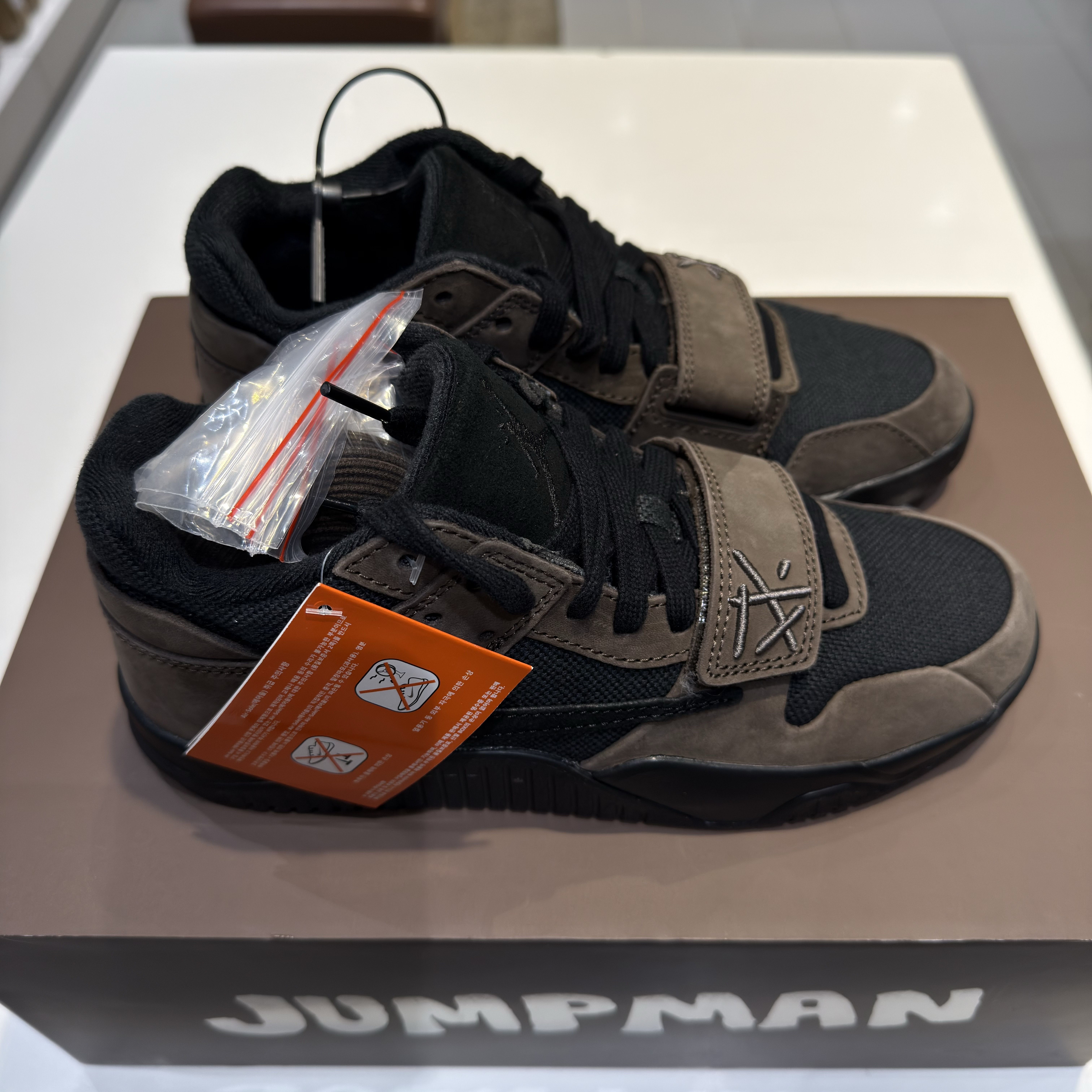 Jordan x Travis Scott Jumpman Jack TR Black and Dark Mocha 착용 스타일 - 4