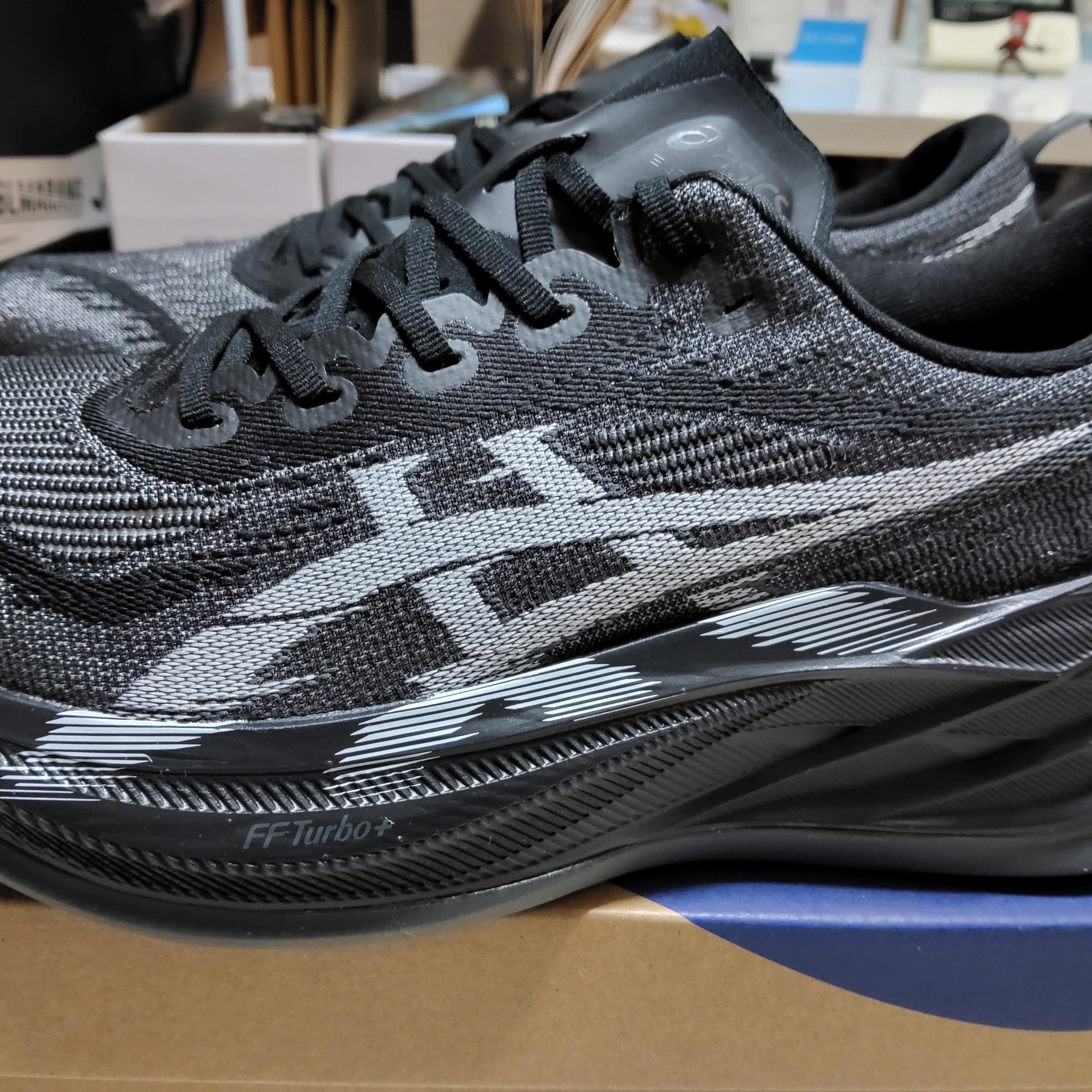 Asics Superblast 2 Black White 착용 스타일 - 2