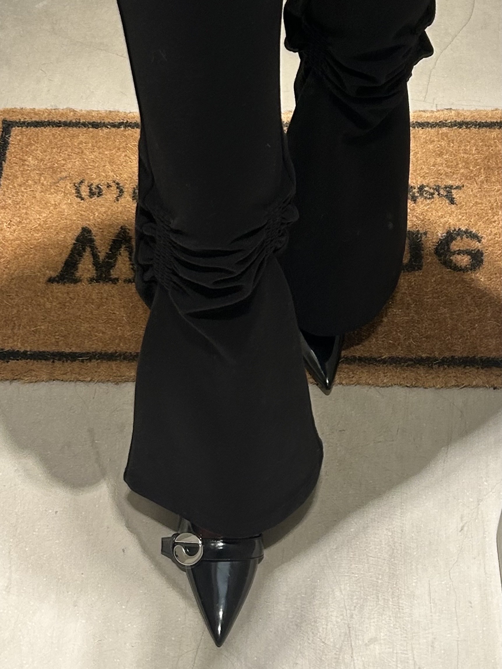 Coperni Women Belt Stiletto Black - 25FW, Nache Women Out In Layered Shirt Light Blue - 26SS 착용 스타일 - 2