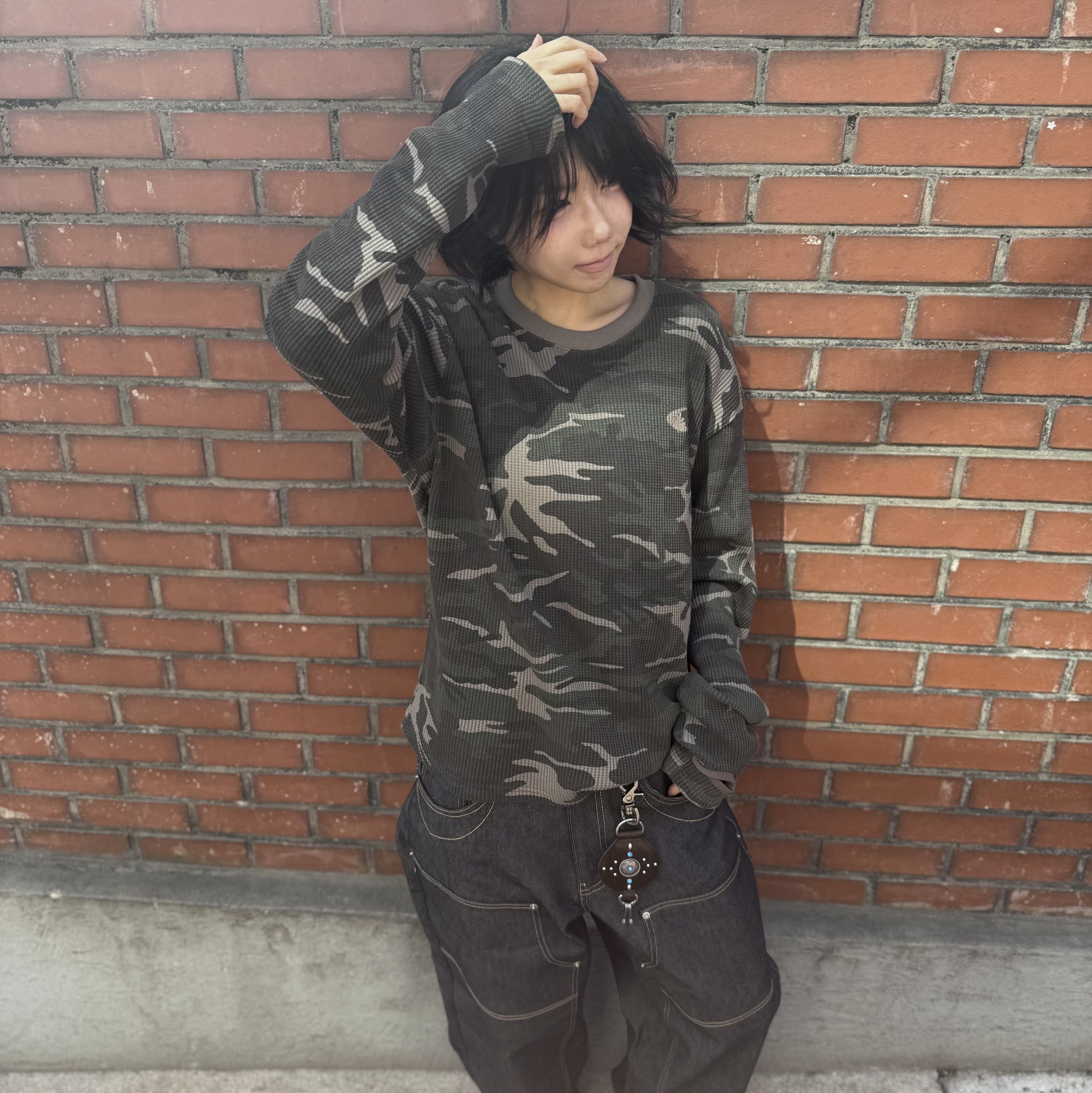 SLOW RECORD HOUSE Fingerhole Crop Long Camo Khaki 착용 스타일 - 4