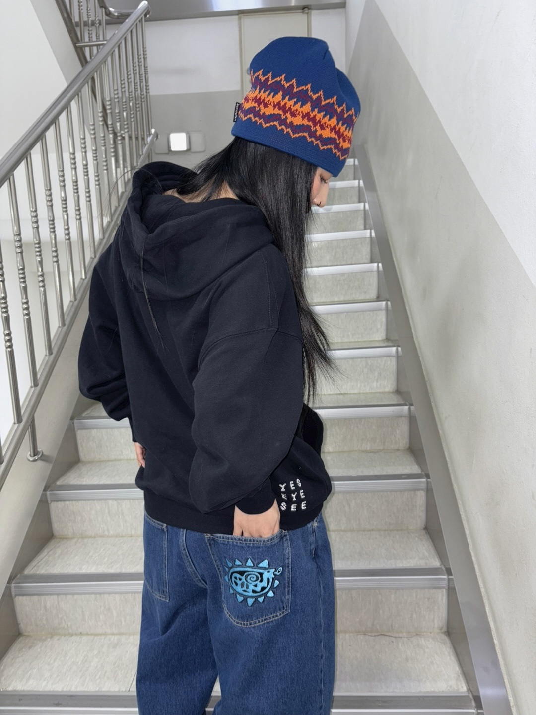 [더블적립] YESEYESEE SN Pointy Beanie Blue, [더블적립] YESEYESEE Y.E.S C-Logo Hoodie Black 착용 스타일 - 1