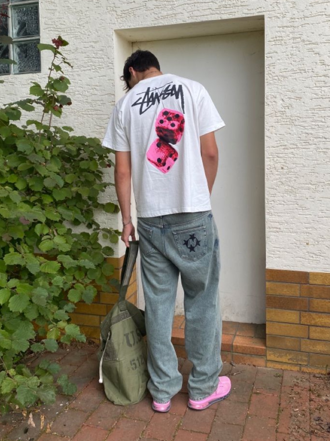 Stussy Pigment Dyed Classic Gear T-Shirt Black, Stussy World Tour T-Shirt White 착용 스타일 - 5