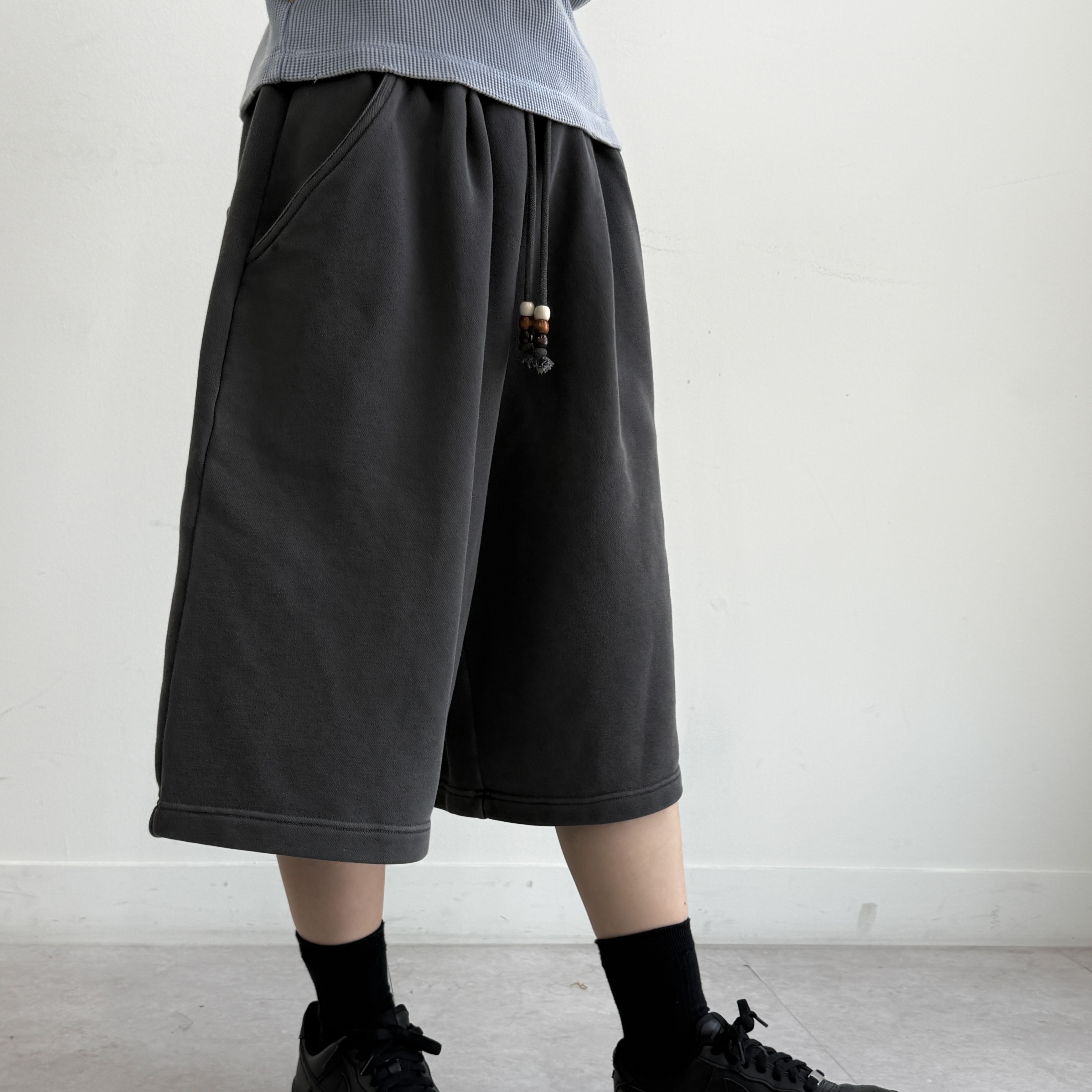 MAINBOOTH Haze Sweat Shorts Charcoal 착용 스타일 - 3