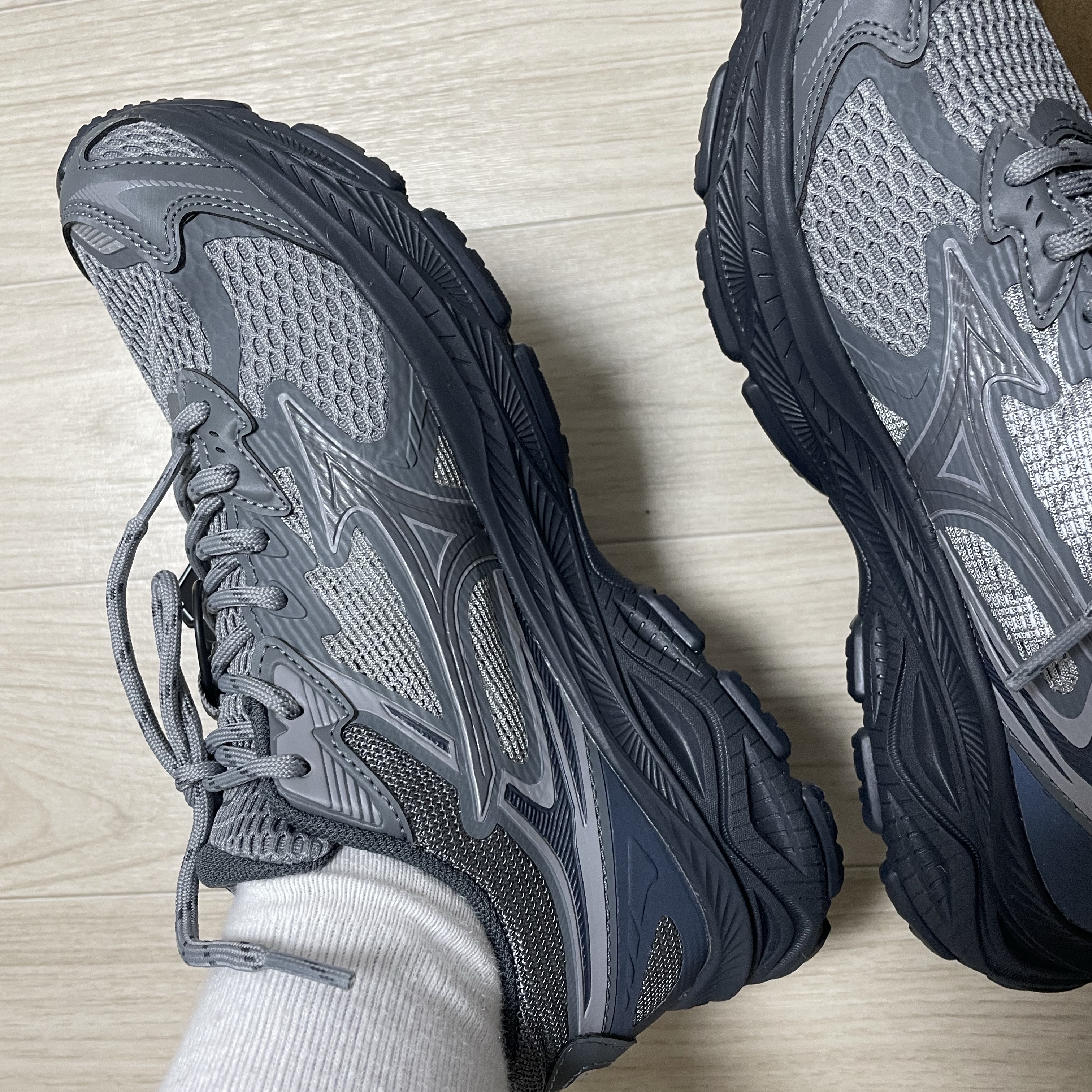 Mizuno Racer V2 Grey Black 착용 스타일