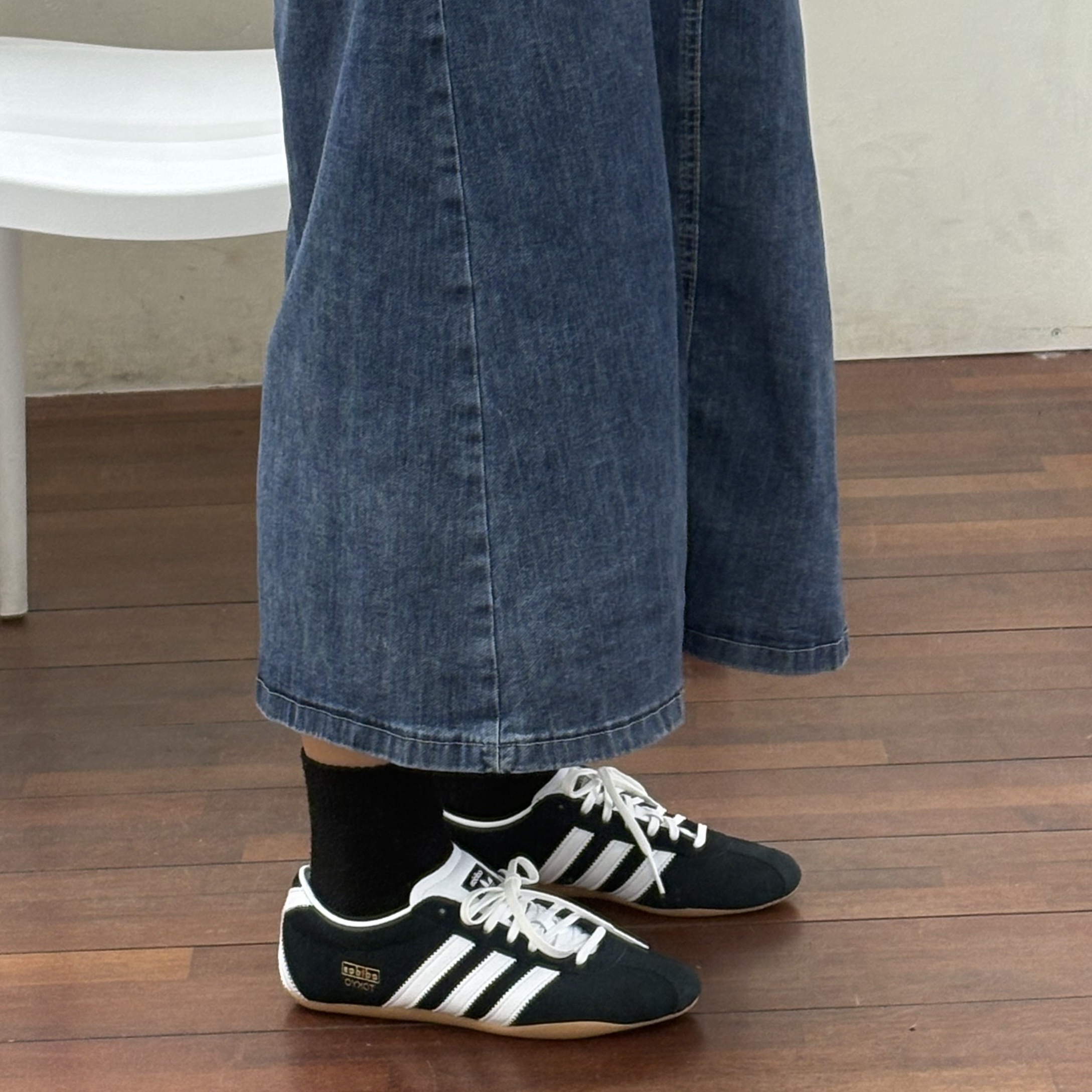 (W) Adidas Tokyo Core Black Cloud White 착용 스타일