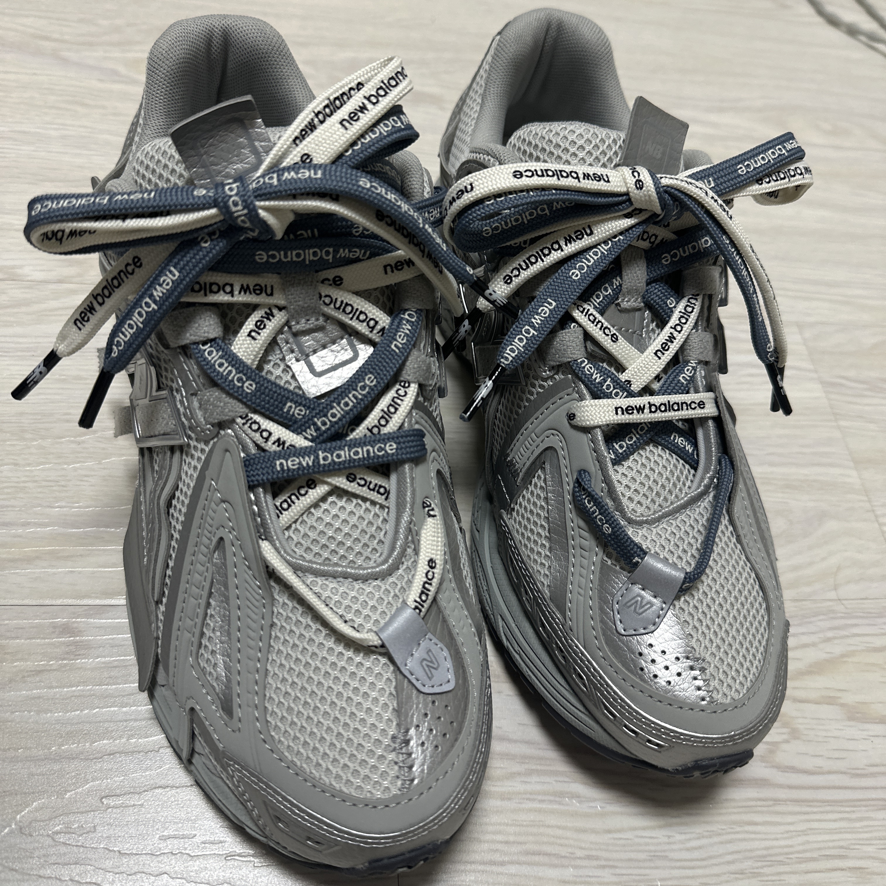 New Balance 1906A Concrete Silver Metallic 착용 스타일