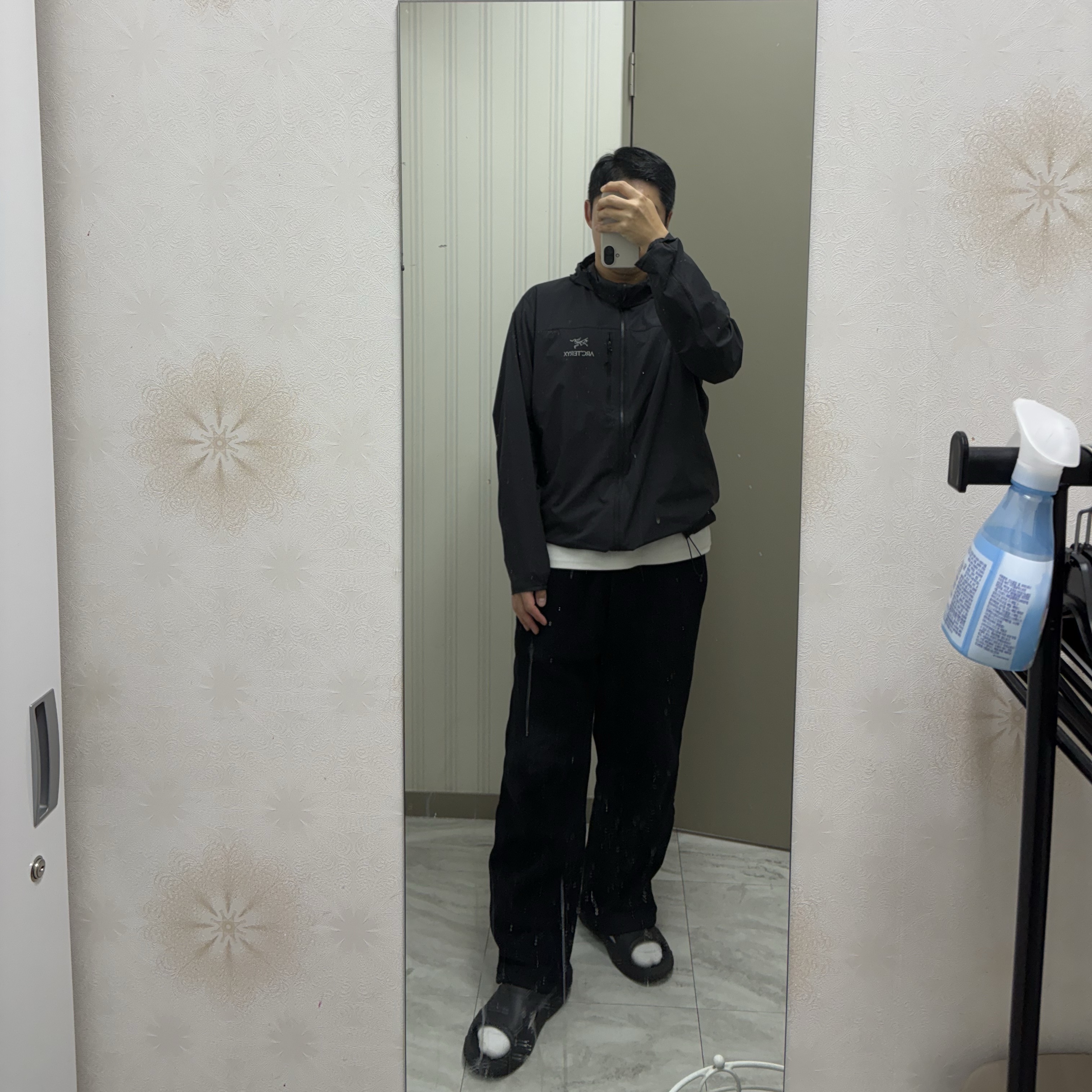 Arc'teryx Squamish Hoody Black, Uniqlo x Needles Fleece Wide Pants Black - KR 착용 스타일