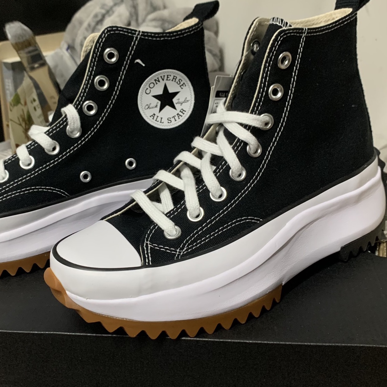 Converse Run Star Hike Hi Black White Gum 착용 스타일