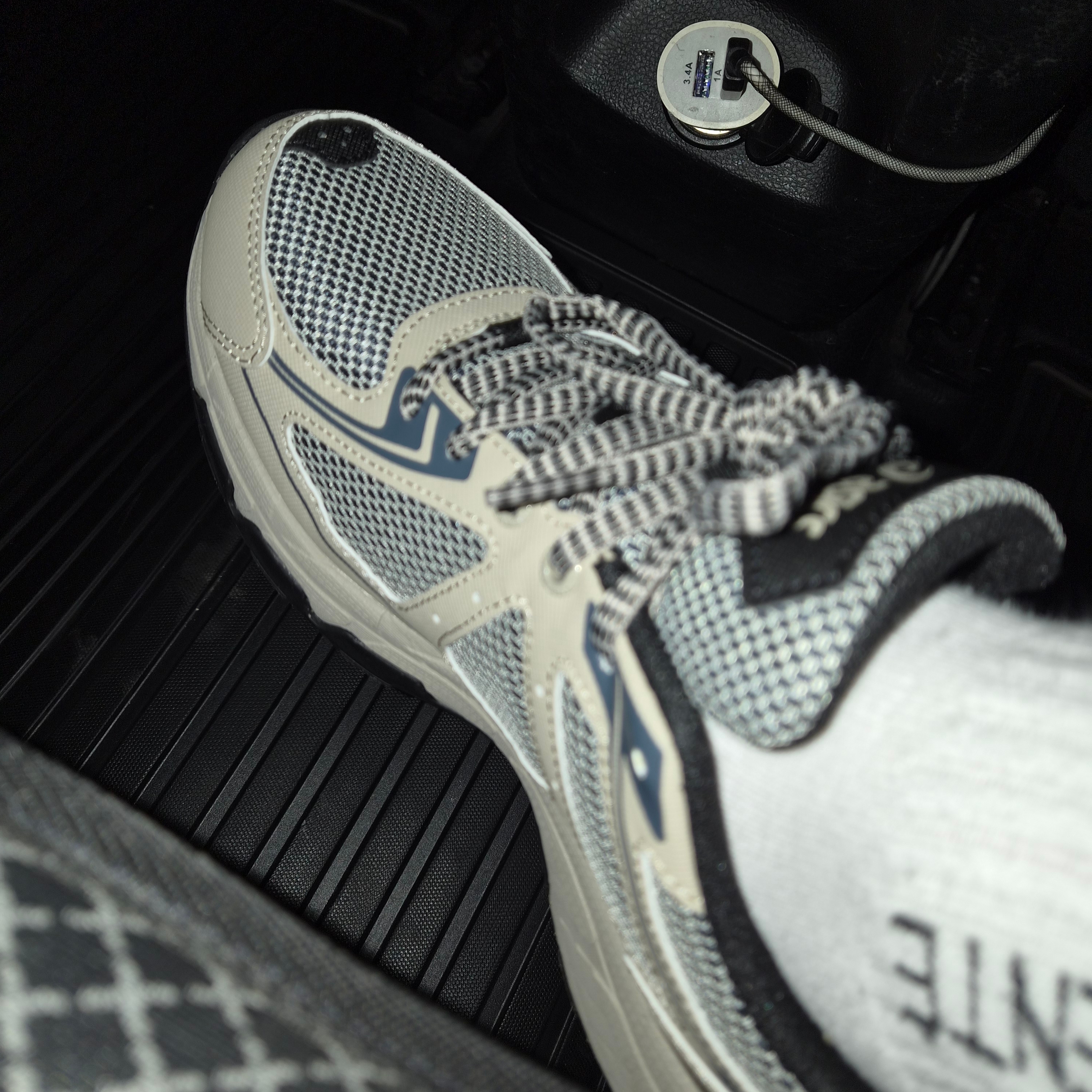 Asics Gel-Venture 6 Feather Grey Black 착용 스타일