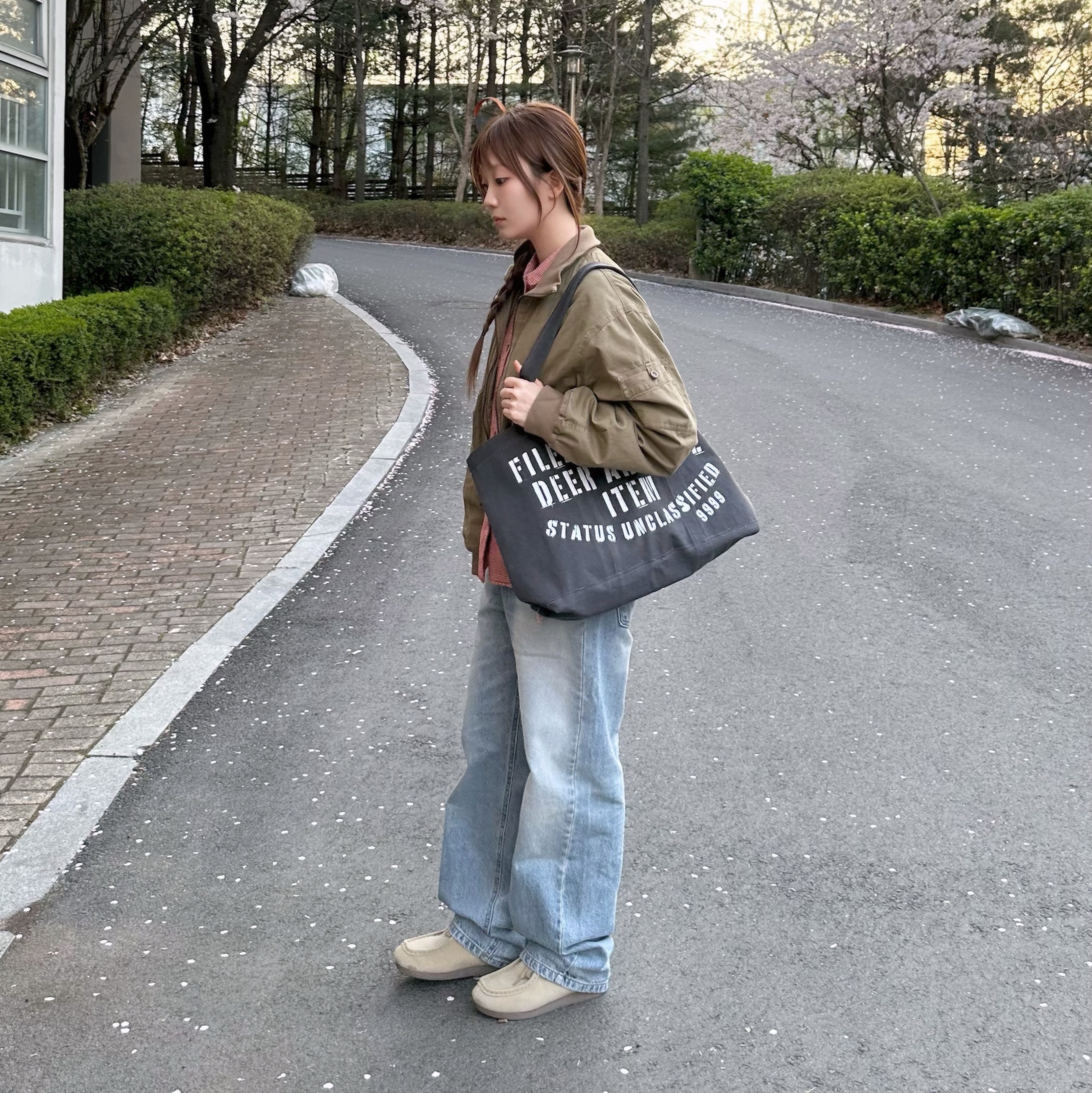 COYSEIO Dusty Cotton Bomber Jacket Beige 착용 스타일 - 6