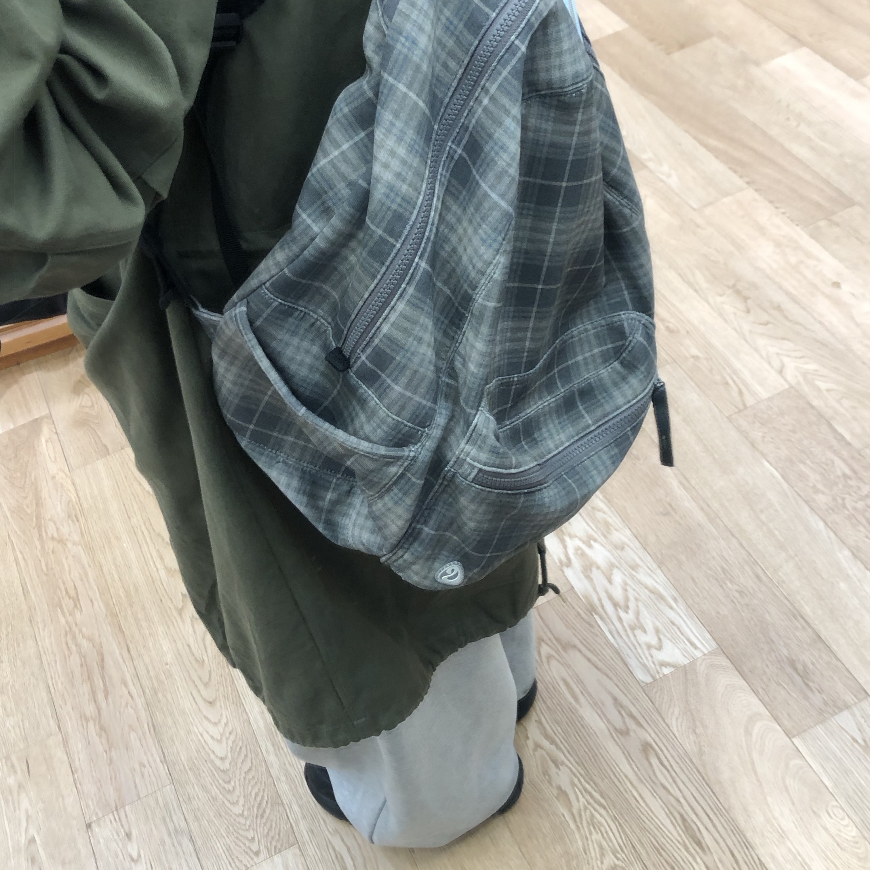 COYSEIO Chunky Sweat Check Backpack Khaki 착용 스타일