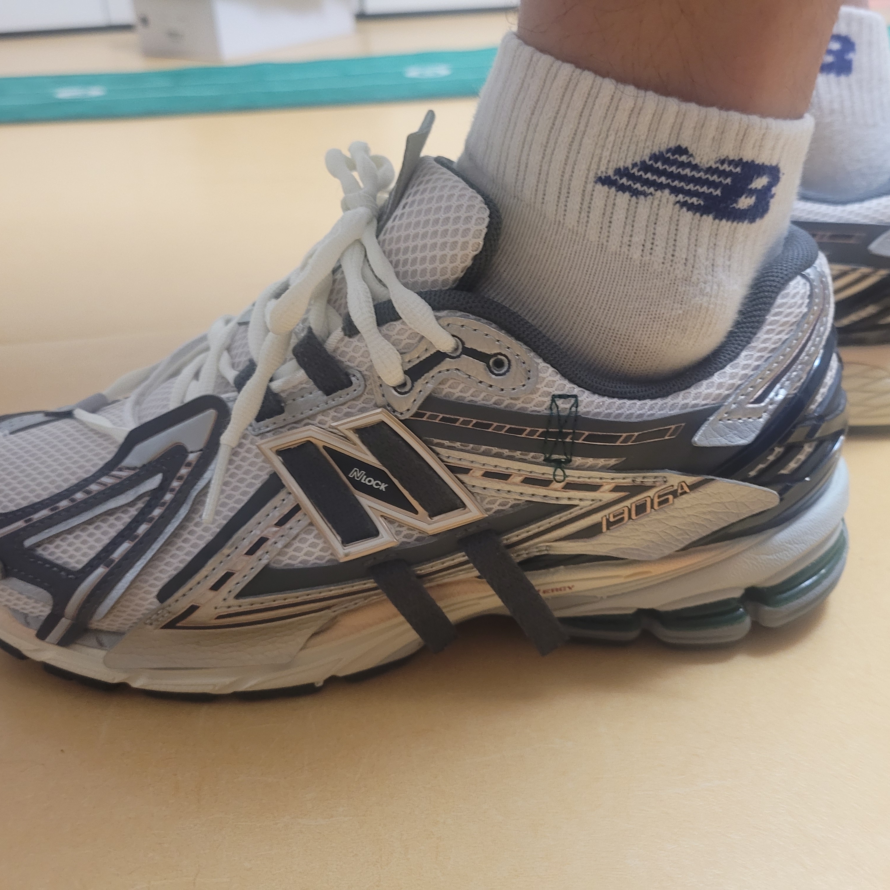 New Balance 1906A Silver Metallic Castlerock 착용 스타일 - 1