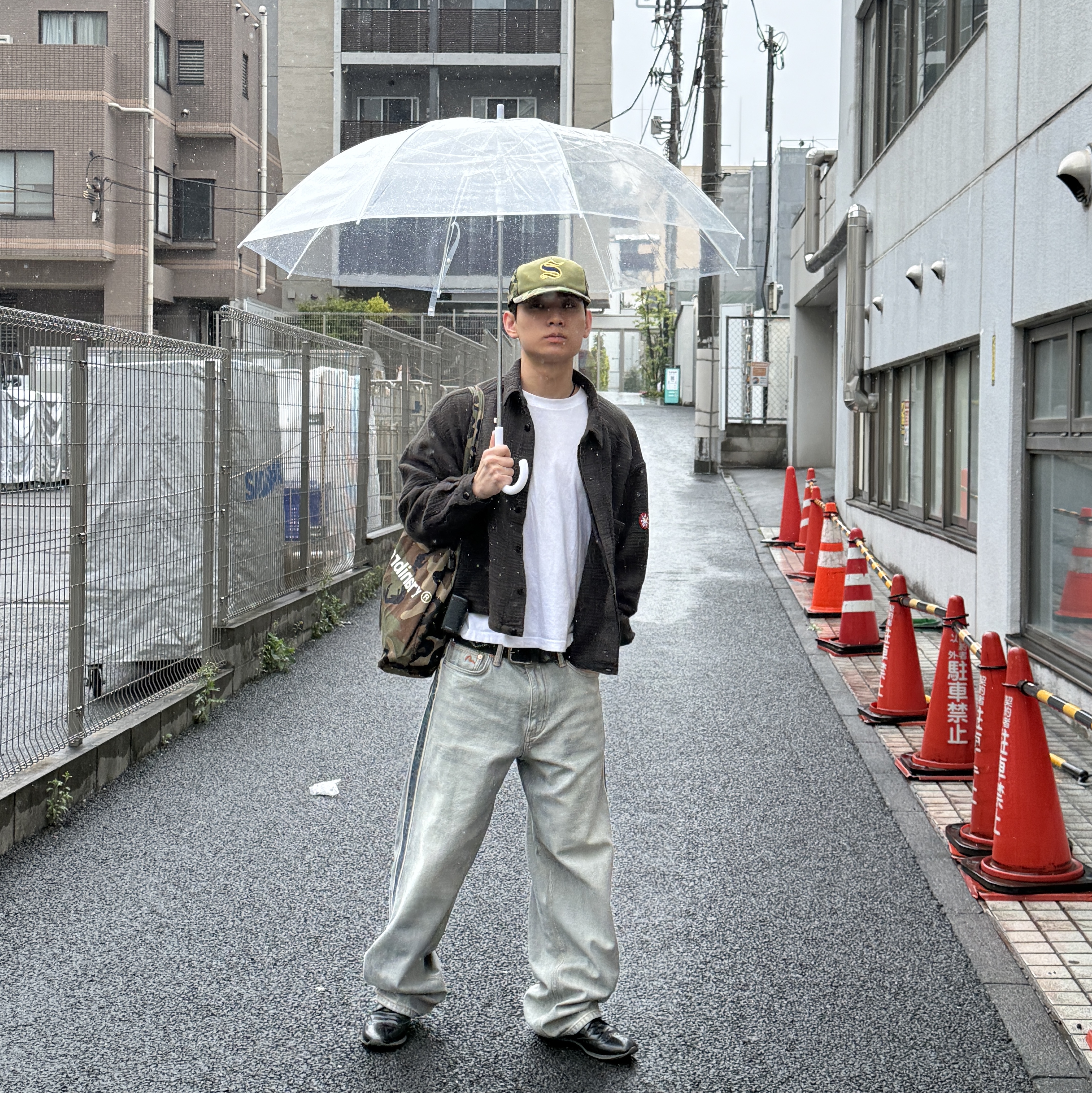Palace x Evisu P90 Baggy Jean Reverse Indigo - 26SS, Cav Empt Cotton Gauze Short Shirt Jacket Charcoal - 26SS 착용 스타일 - 2