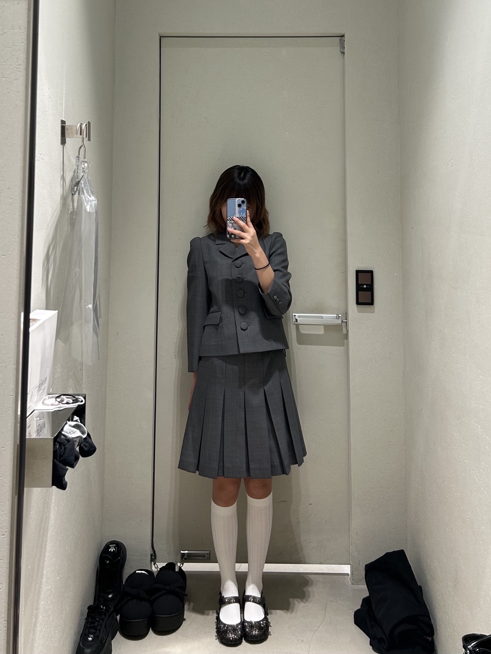 Shushu/Tong Women Low Waist Pleated Skirt Grey - 26SS, Melissa x Susan Fang Women Luna Bloom Sporty Ballerina Clear Black - 26SS 착용 스타일 - 1