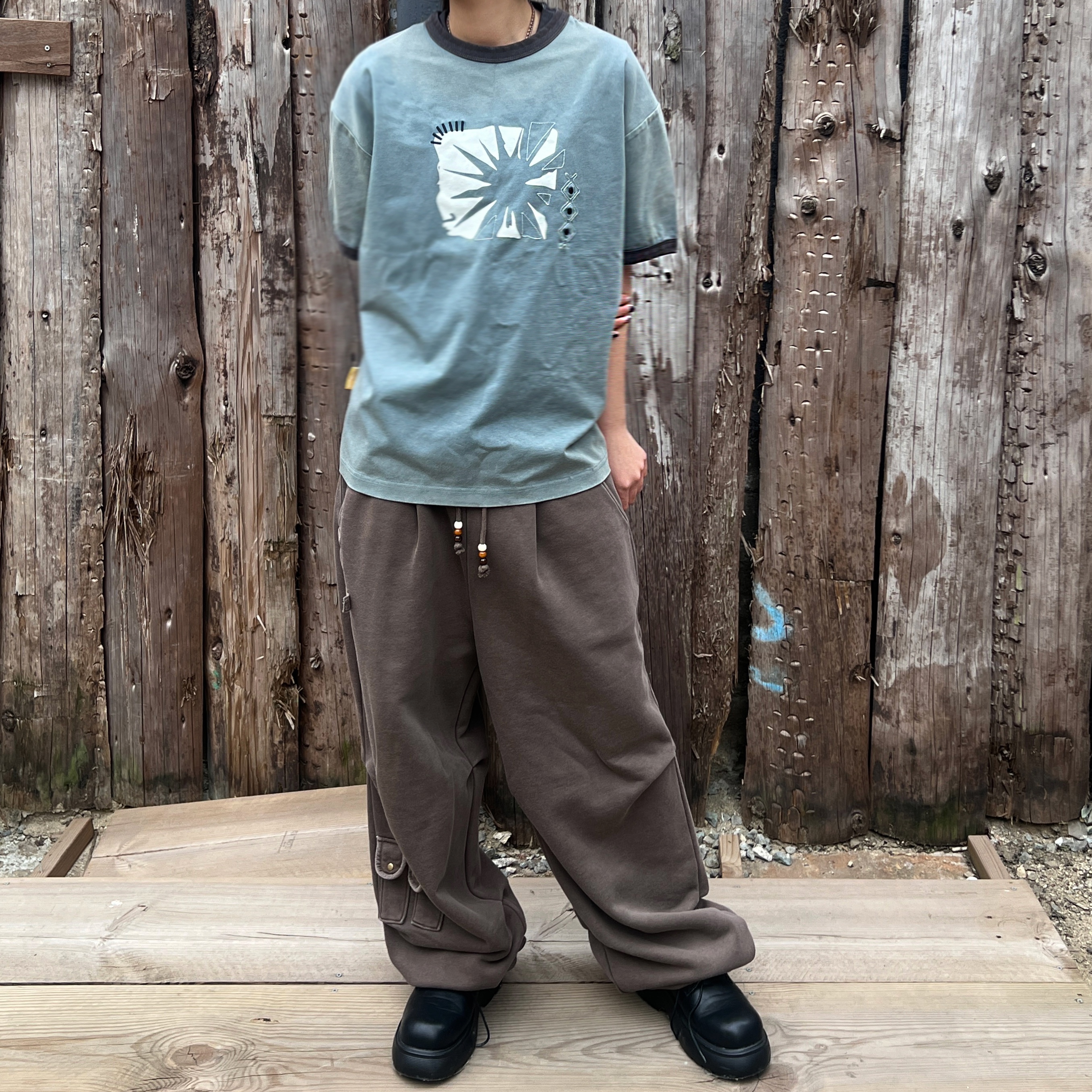 MAINBOOTH Sun Trace T-shirt TEAL Green 착용 스타일 - 2